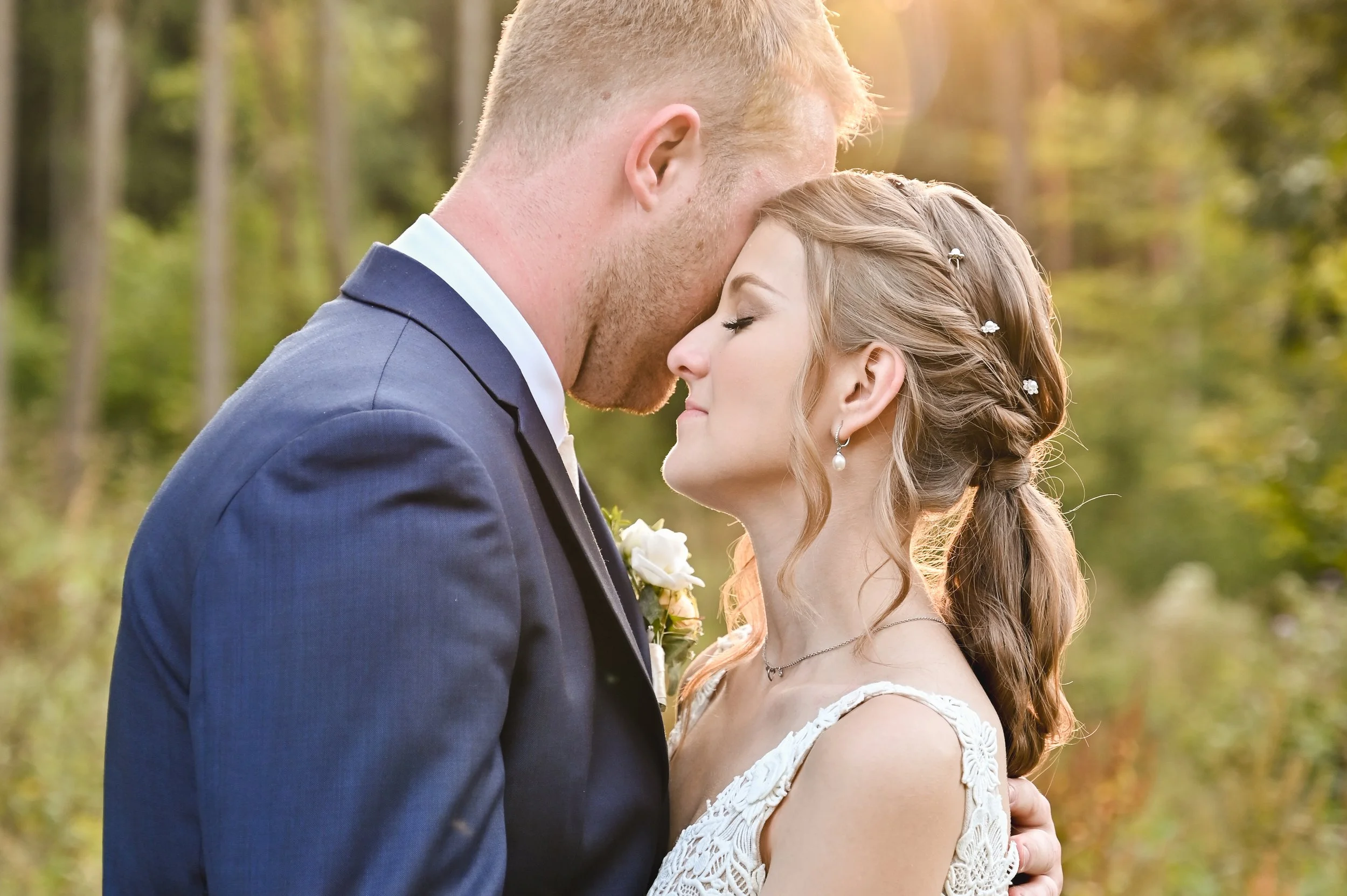 Přirozené svatební focení páru při západu slunce v přírodě