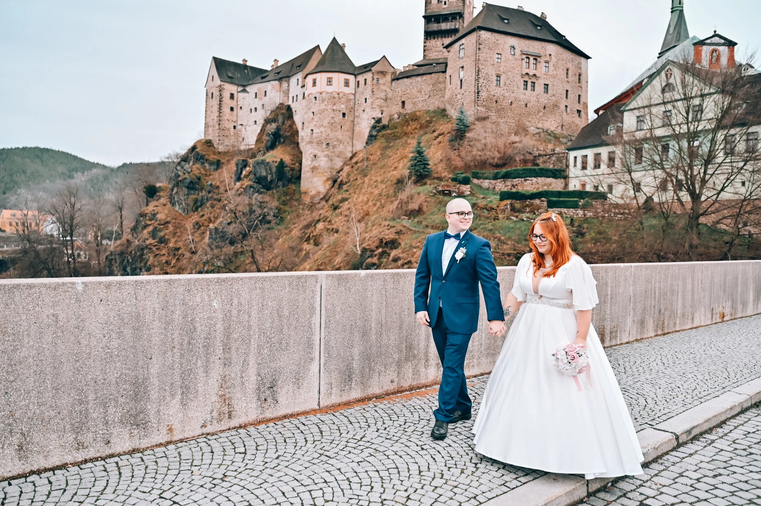 Svatební focení s pozadím hradu Loket.