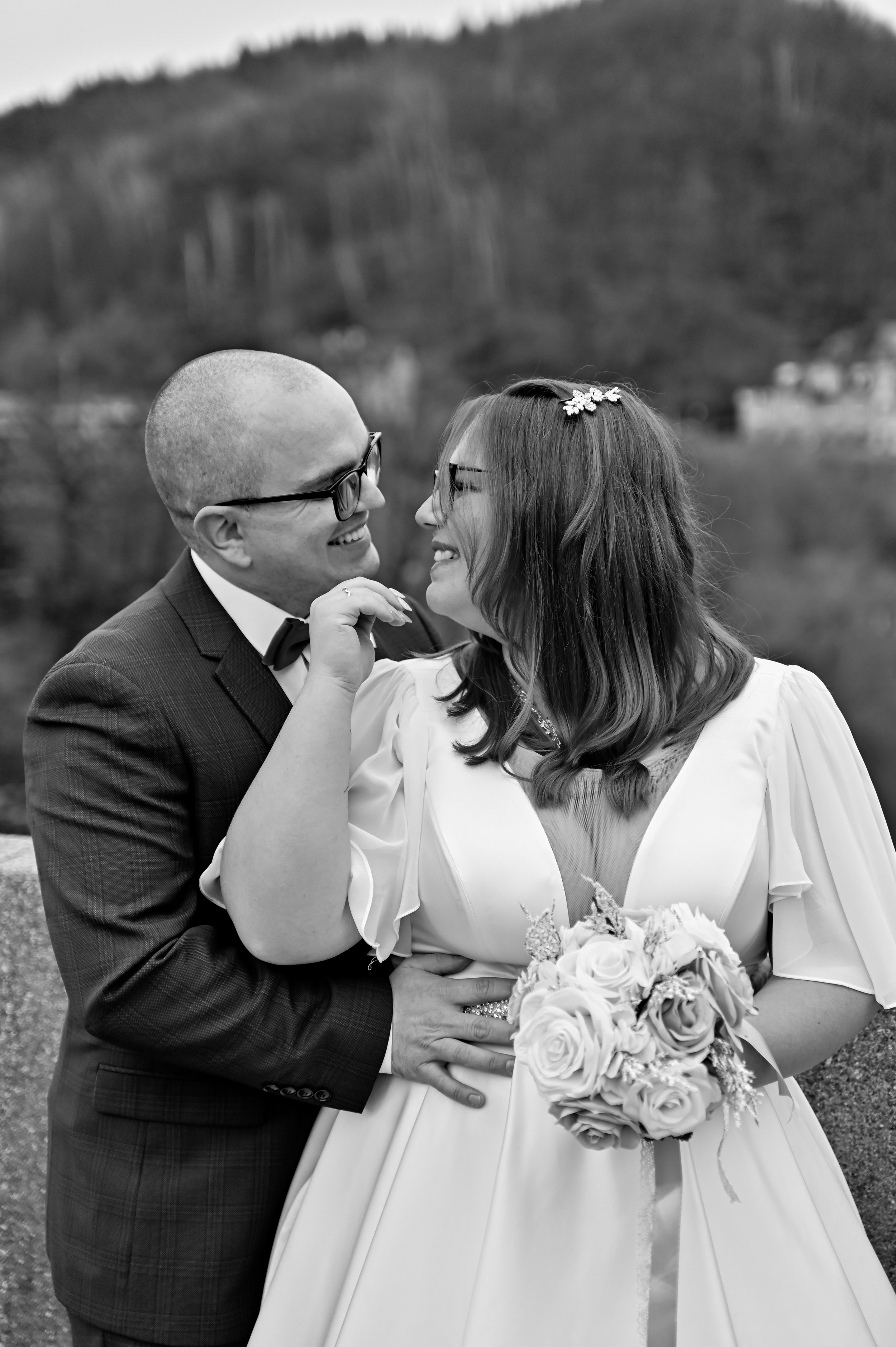 Láskyplné fotografie ze svatby Loket.