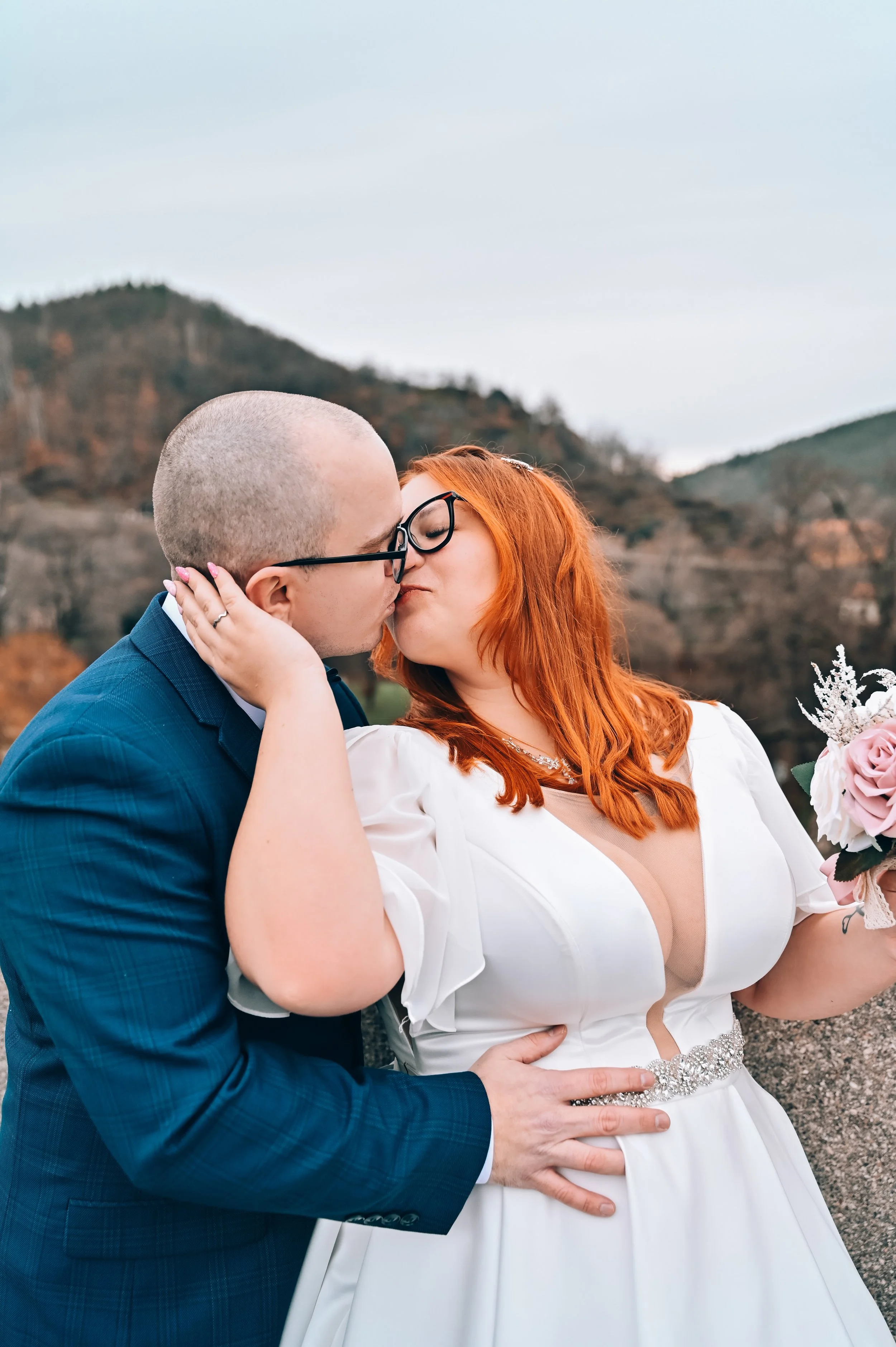 Novomanželé při svatebním focení.