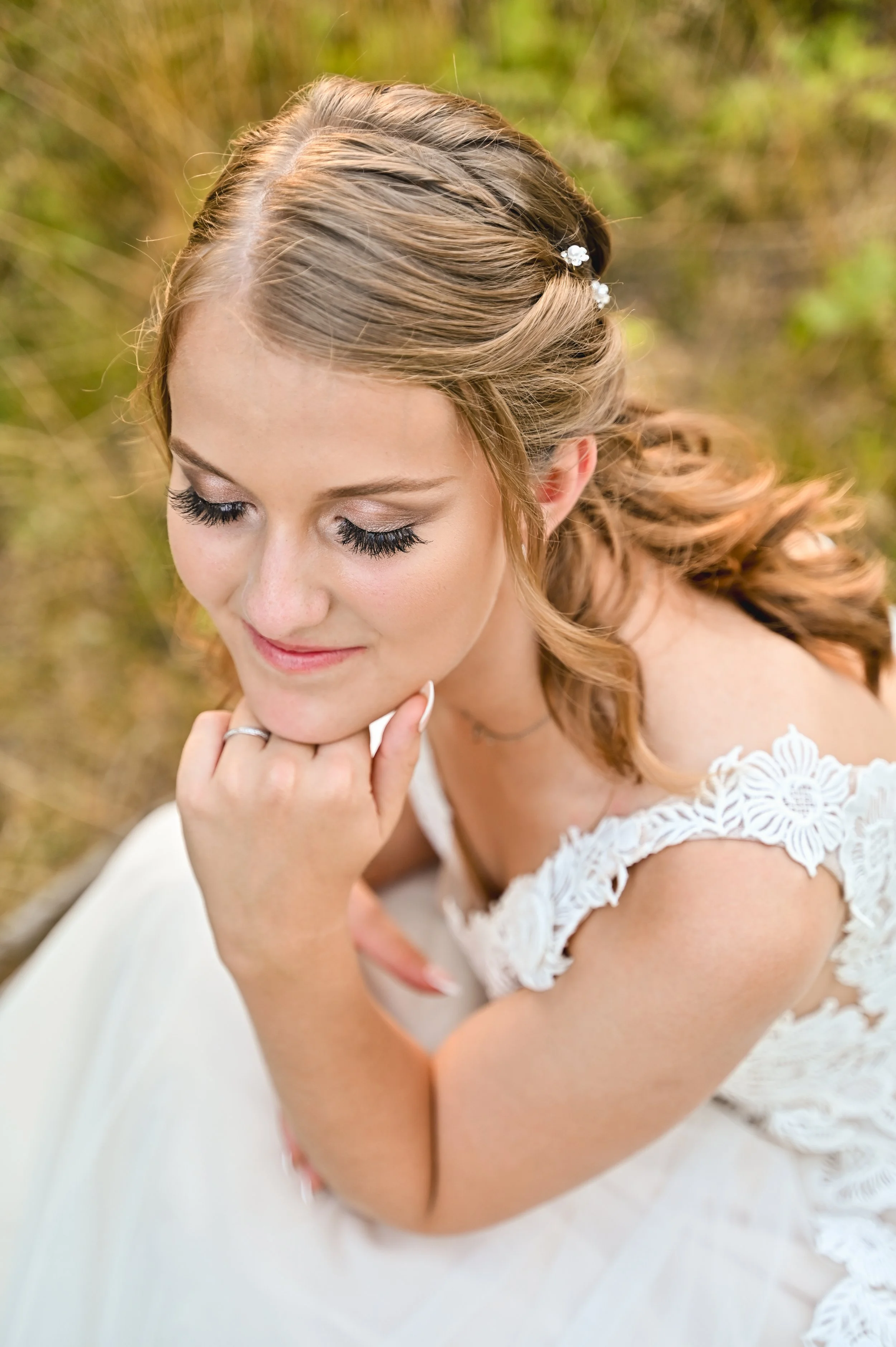 nevěsta při západu slunce ve svatebních šatech