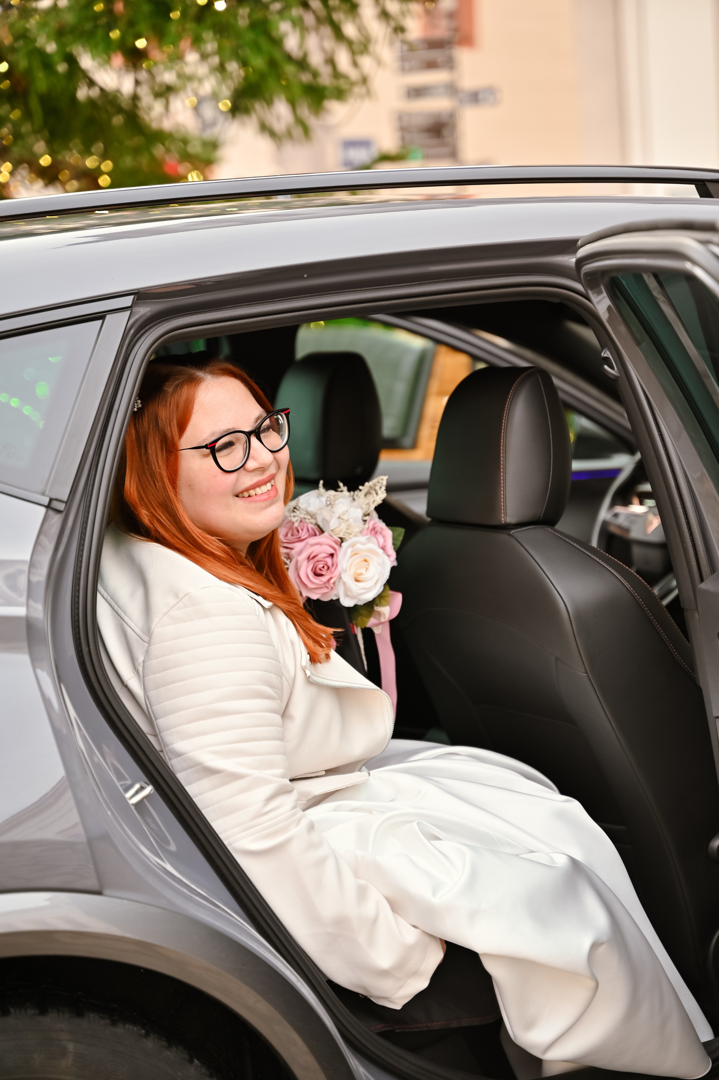 Nevěsta při příjezdu na obřad ve městě Loket.