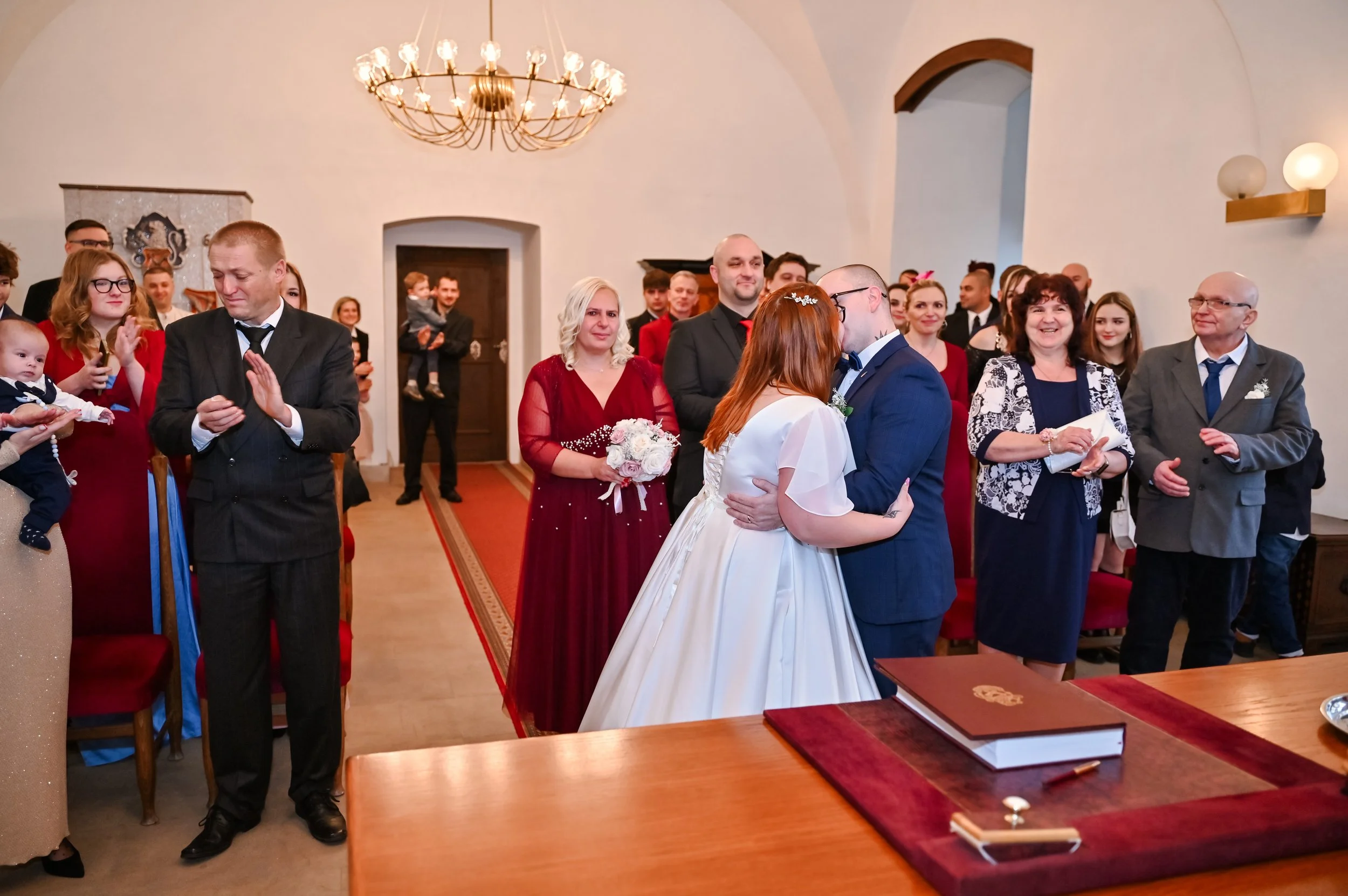 Svatební obřad Loket - novomanželský polibek.