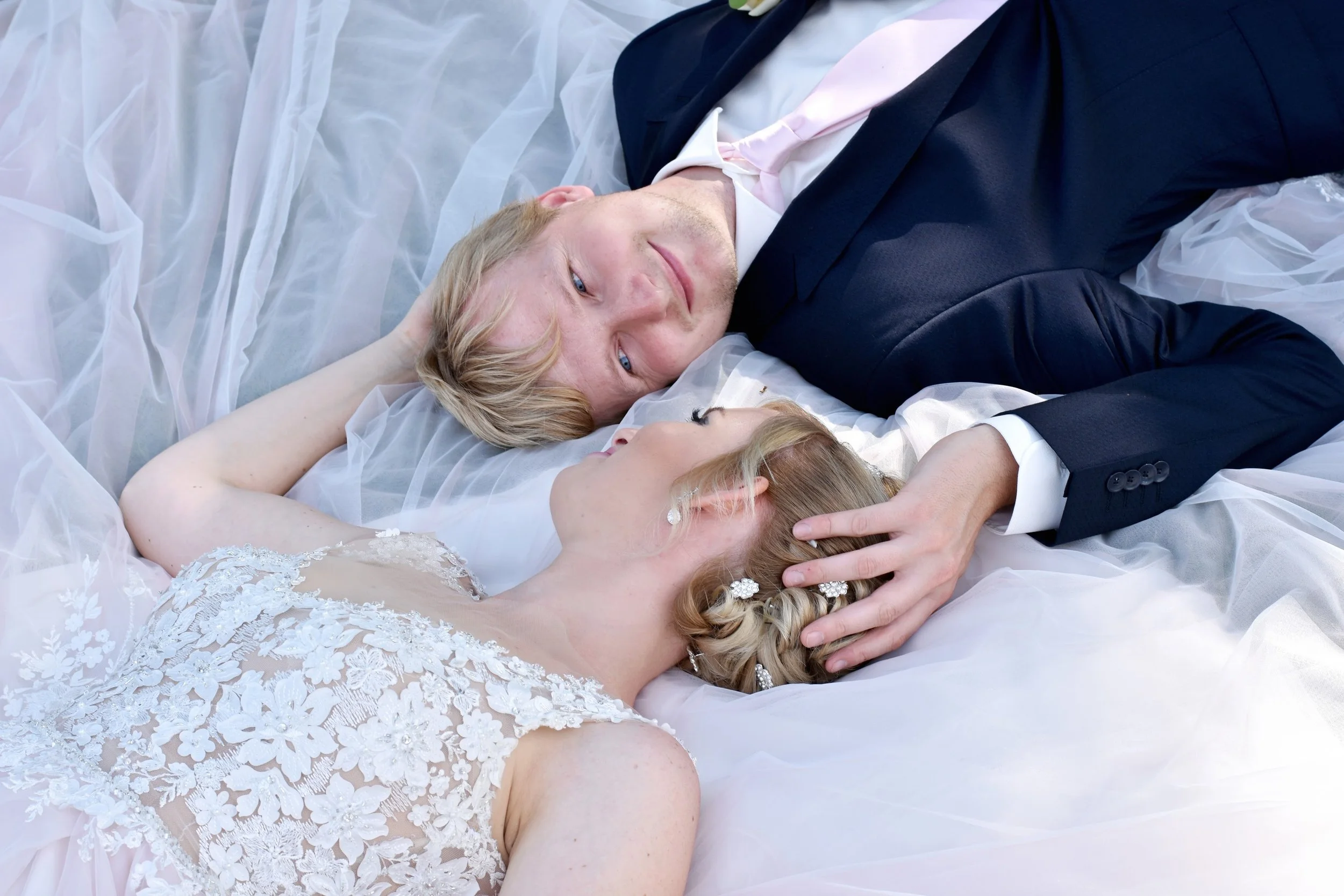 Portrétní svatební focení novomanželů v zahradách zámku Rochlov