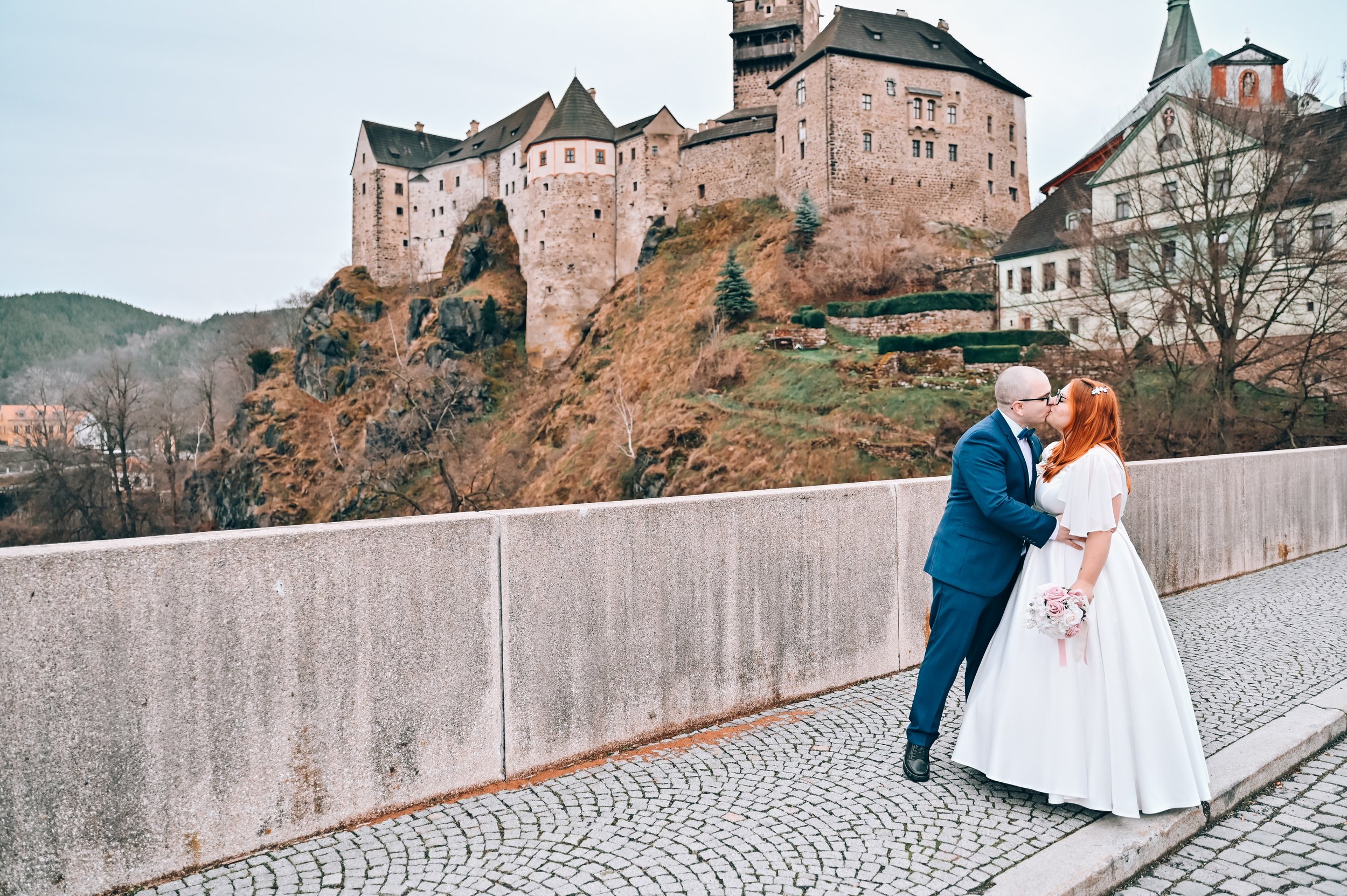 Svatební focení s výhledem na hrad Loket