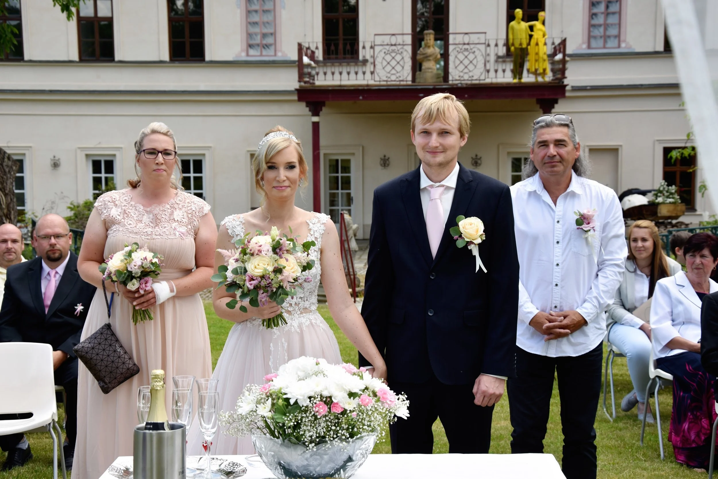 Romantická svatba na zámku Rochlov – svatební fotografie novomanželů