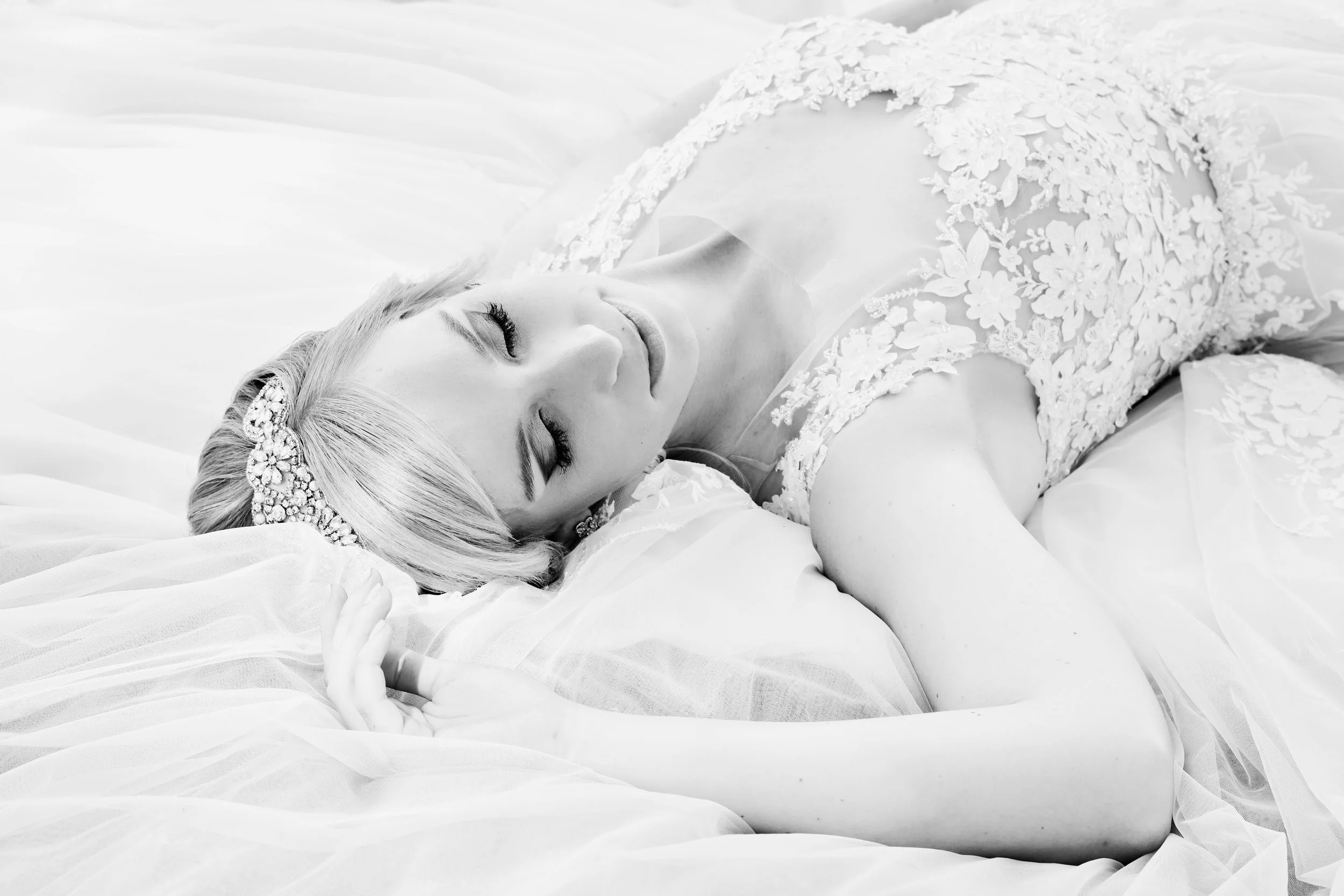 Portrétní svatební focení novomanželů v zahradách zámku Rochlov