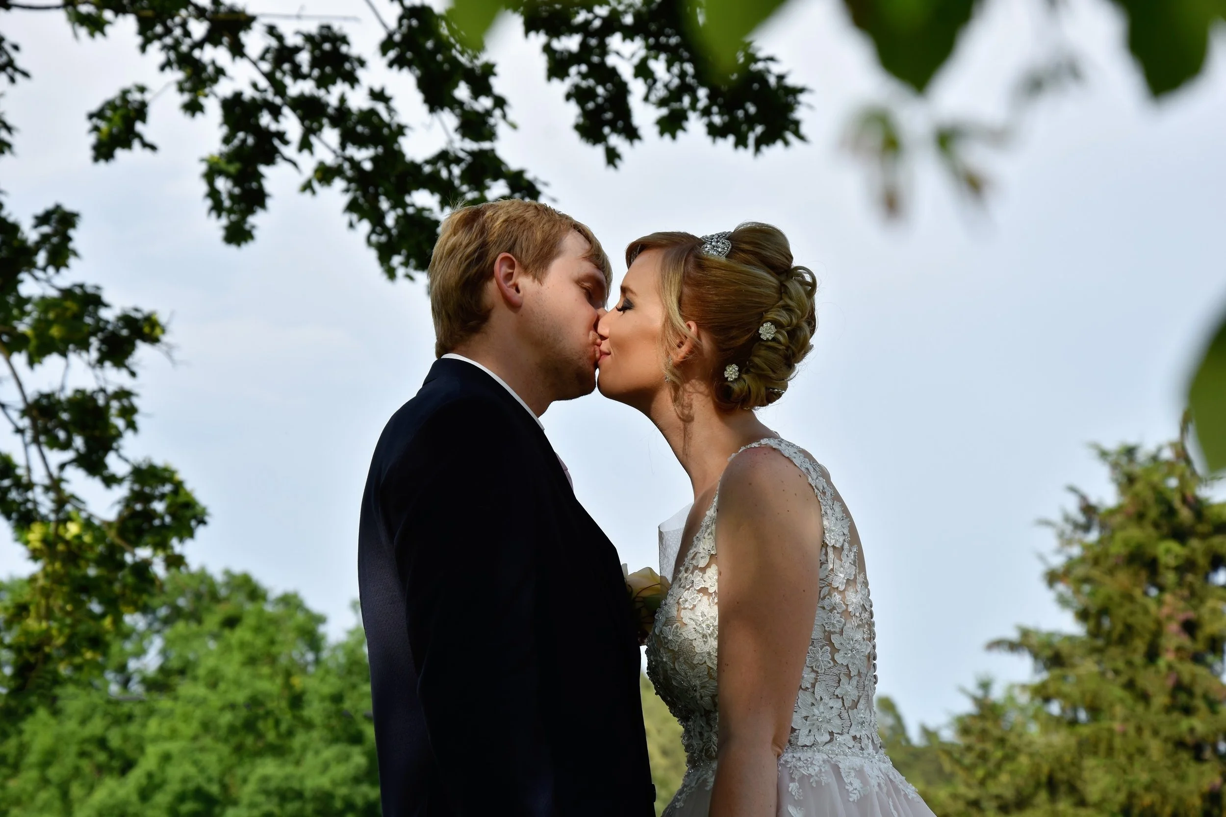 nevěsta a ženich při párovém focení na zámku Rochlov