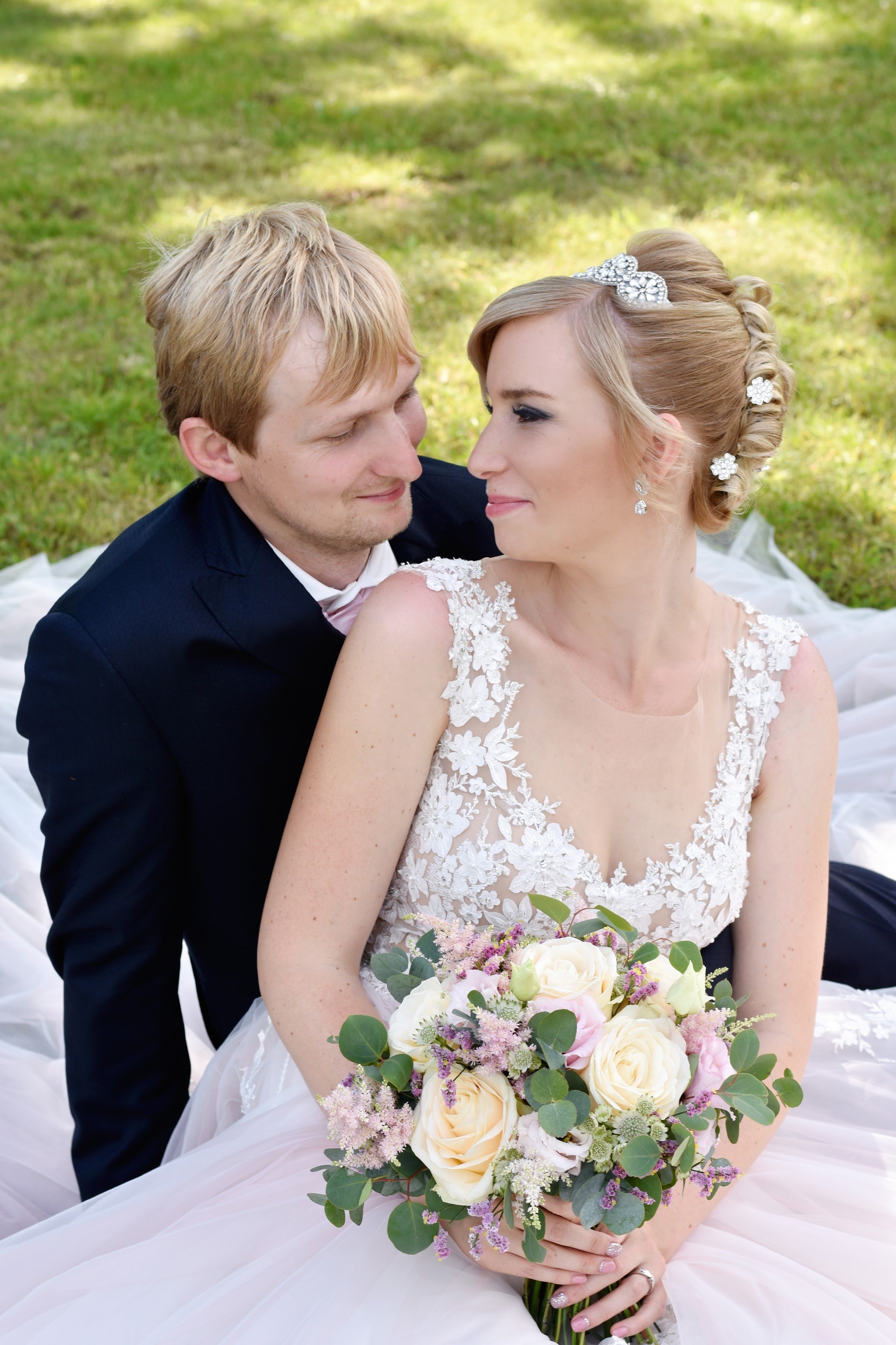 Portrétní svatební focení novomanželů v zahradách zámku Rochlov