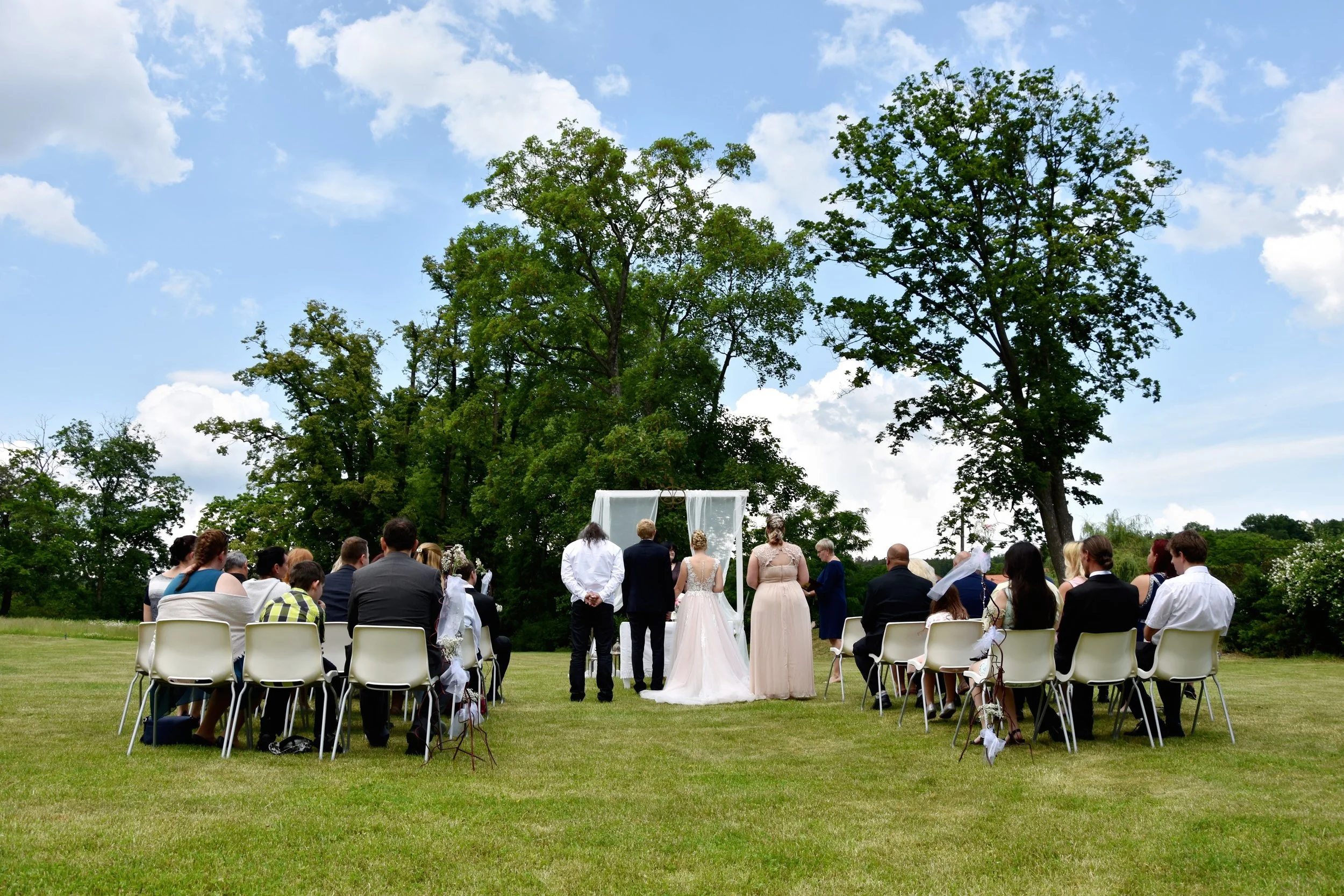 Romantická svatba na zámku Rochlov – svatební fotograf Věra Lukešová
