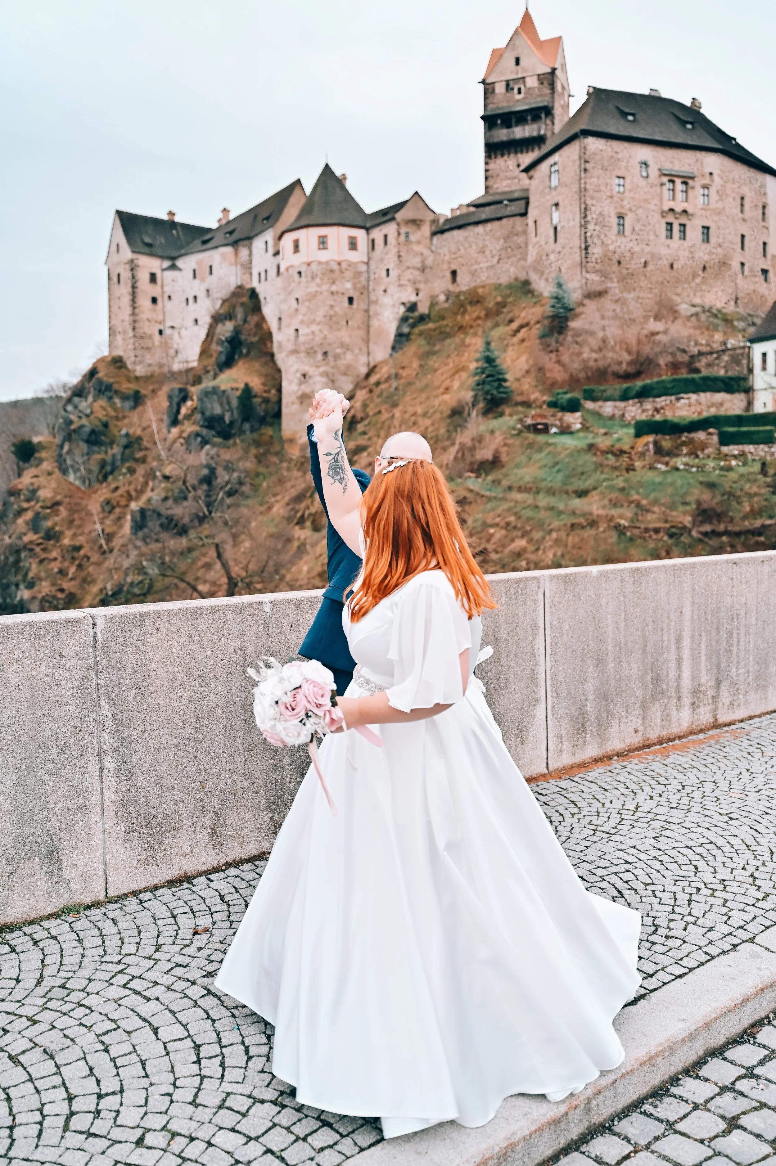 Svatební focení s výhledem na hrad Loket