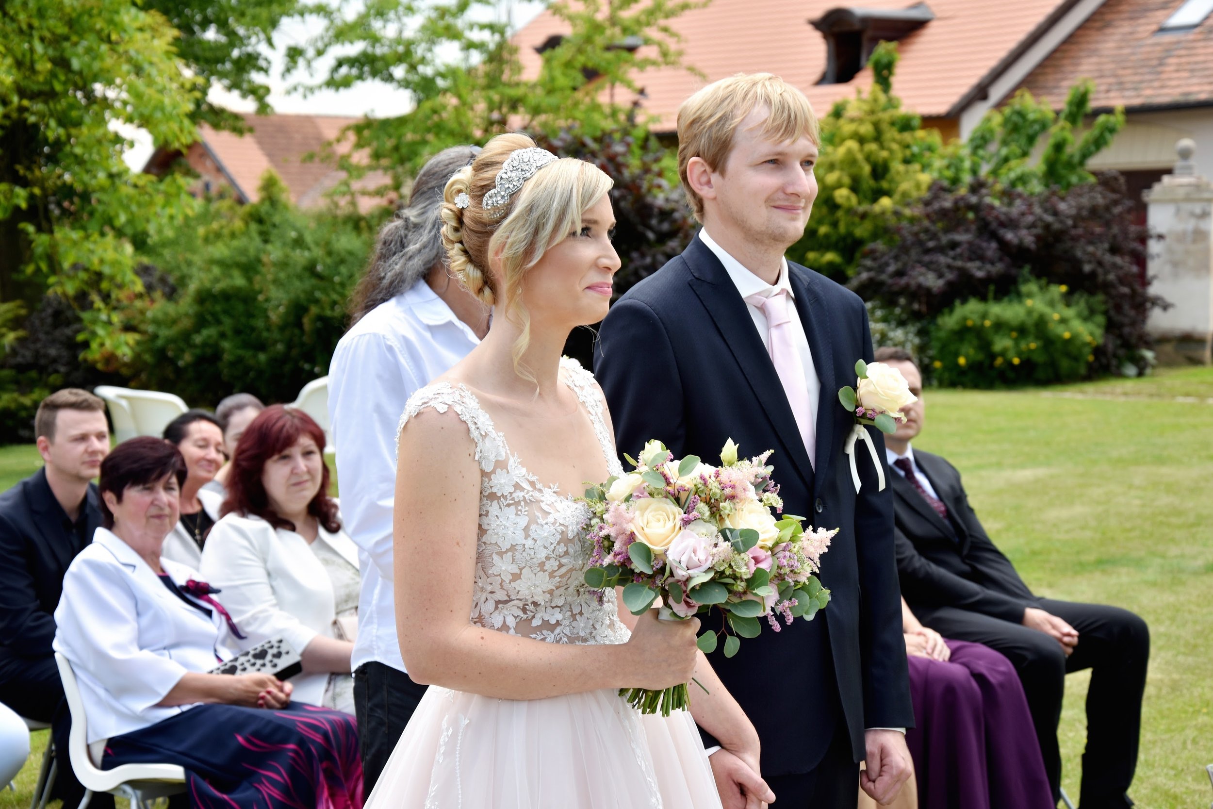 Romantická svatba na zámku Rochlov – svatební fotograf Věra Lukešová
