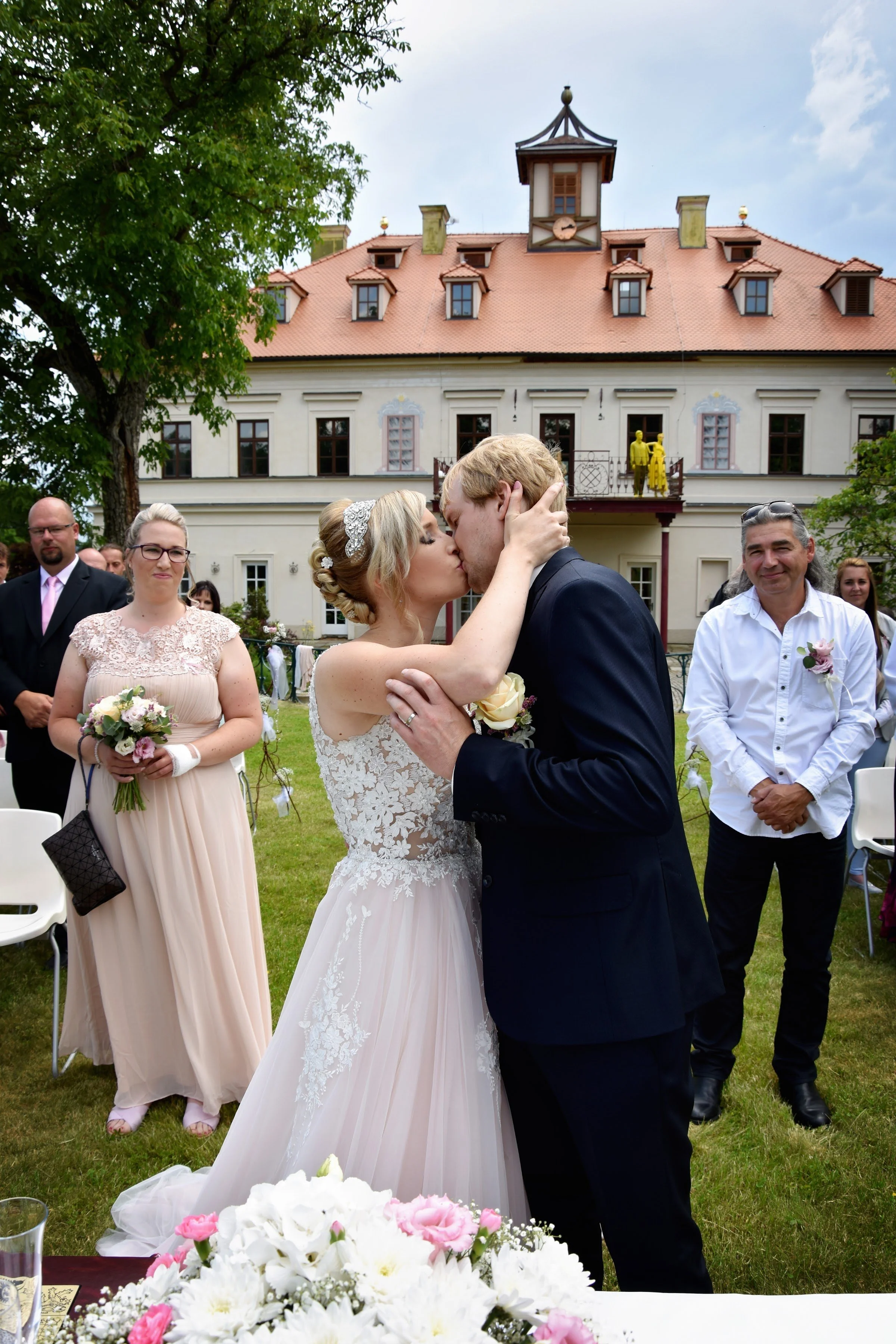 Novomanželé při portrétním svatebním focení na zámku Rochlov