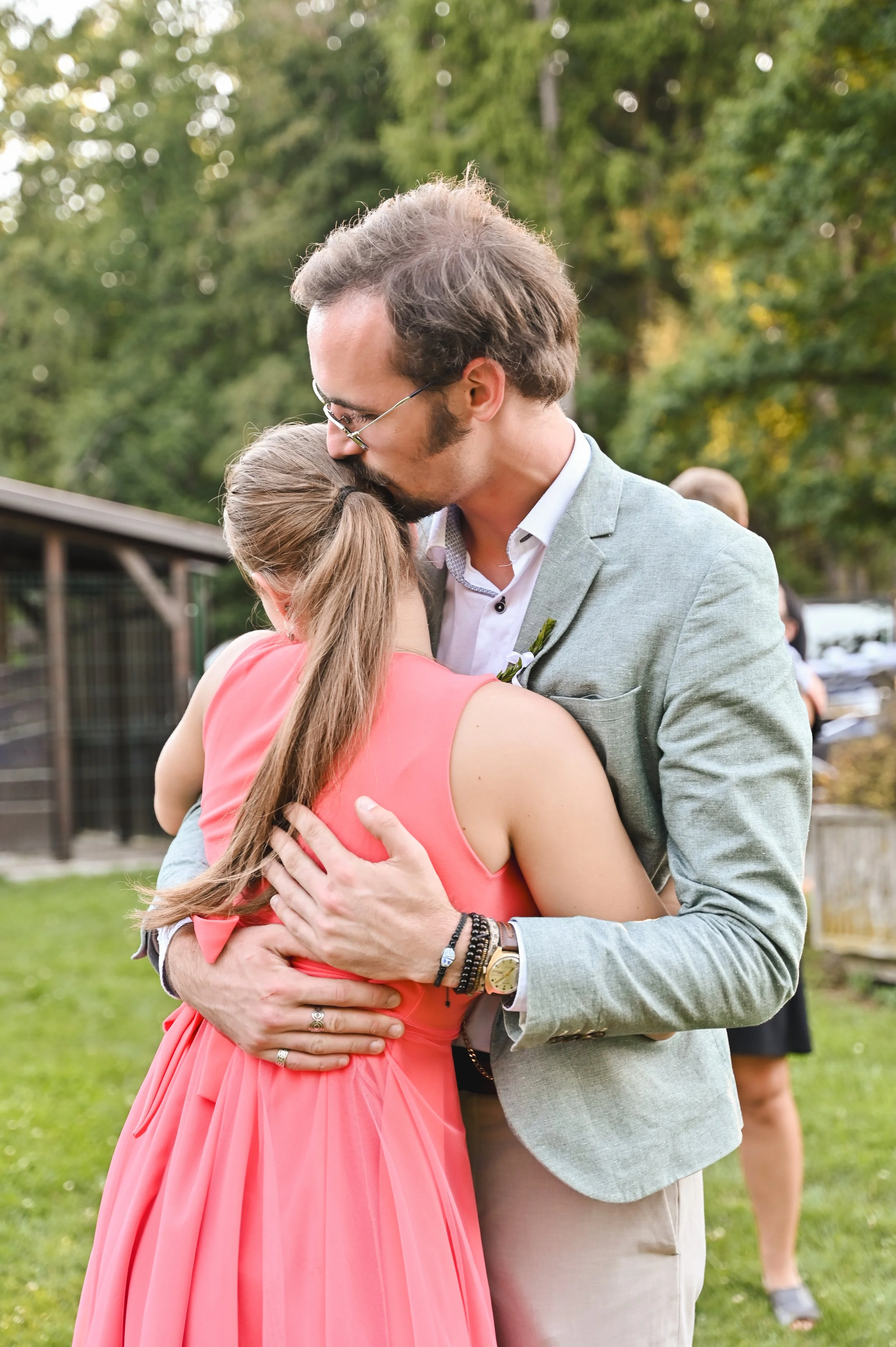 zamilovaný pár při svatbě