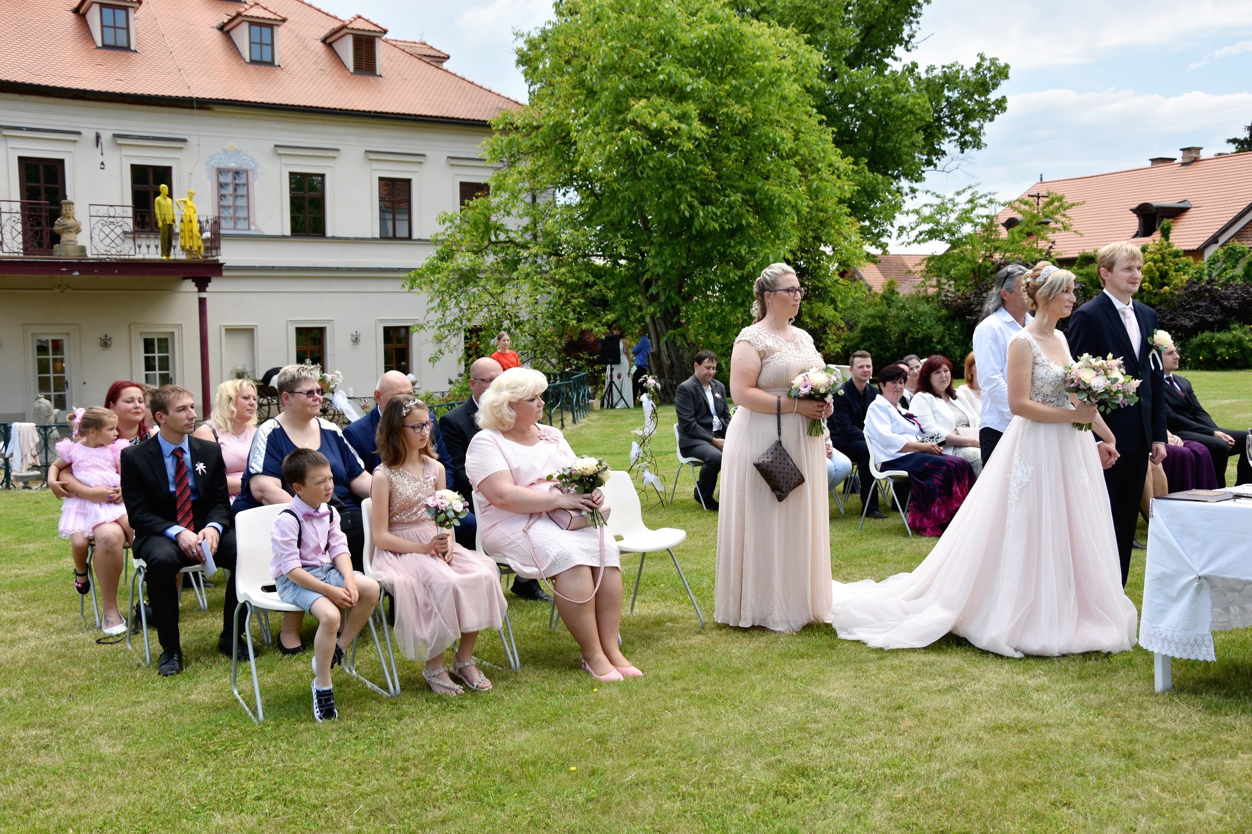 Romantická svatba na zámku Rochlov – svatební fotograf Věra Lukešová