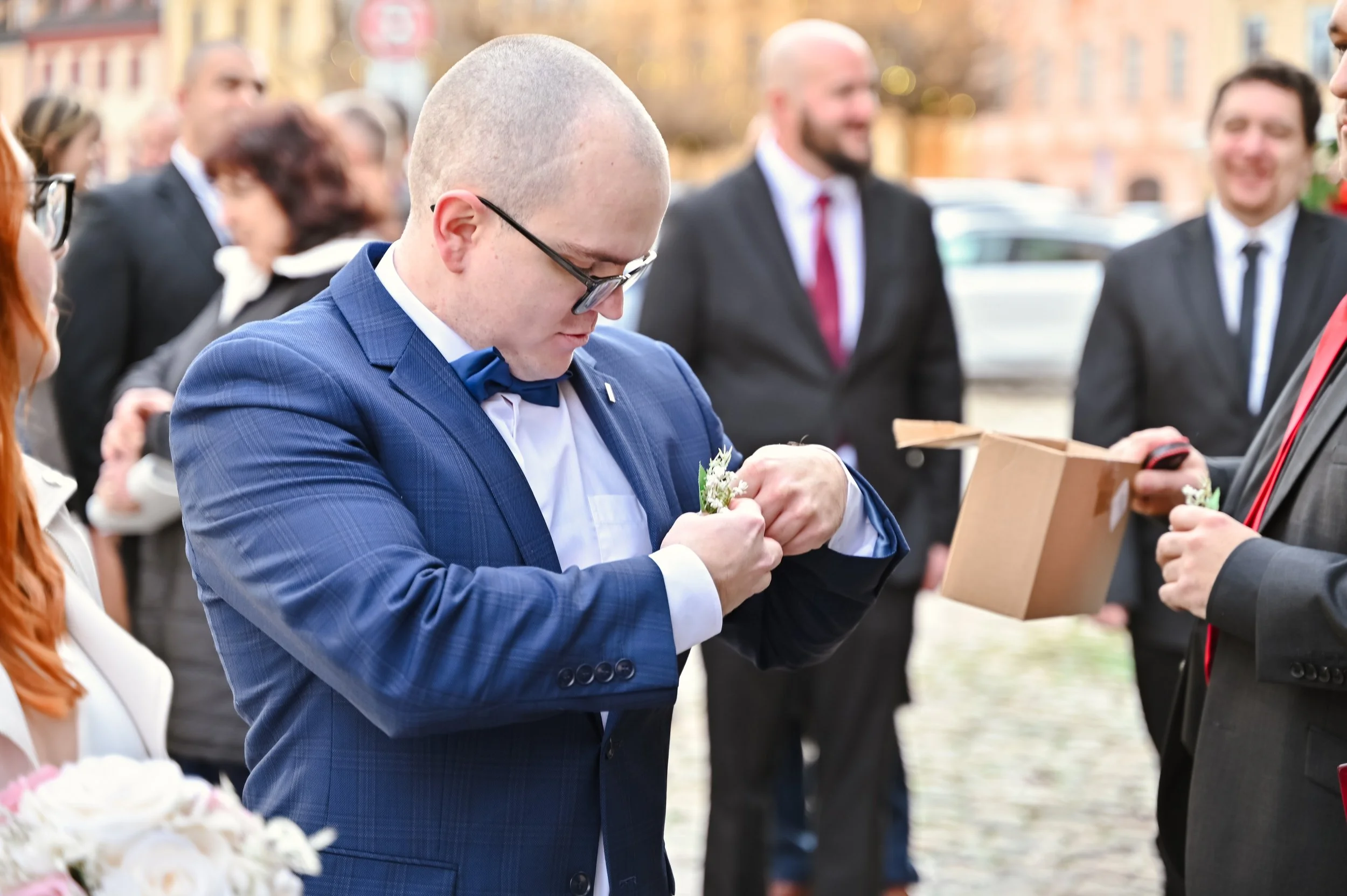 Ženich při obřadu v městě Loket.