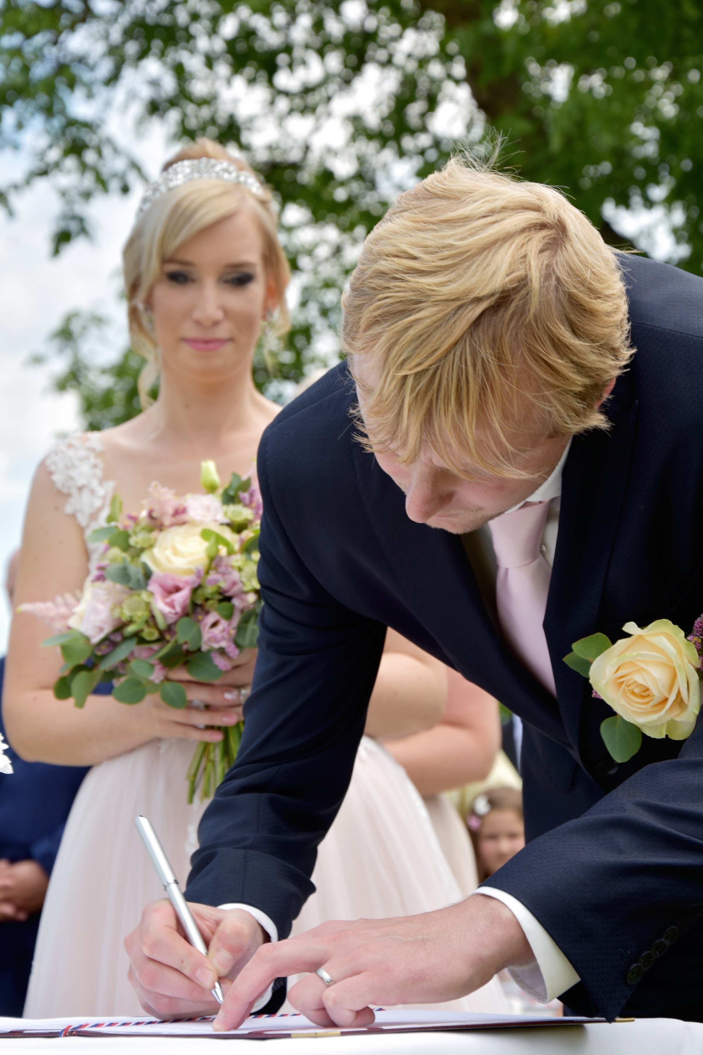 Novomanželé při portrétním svatebním focení na zámku Rochlov