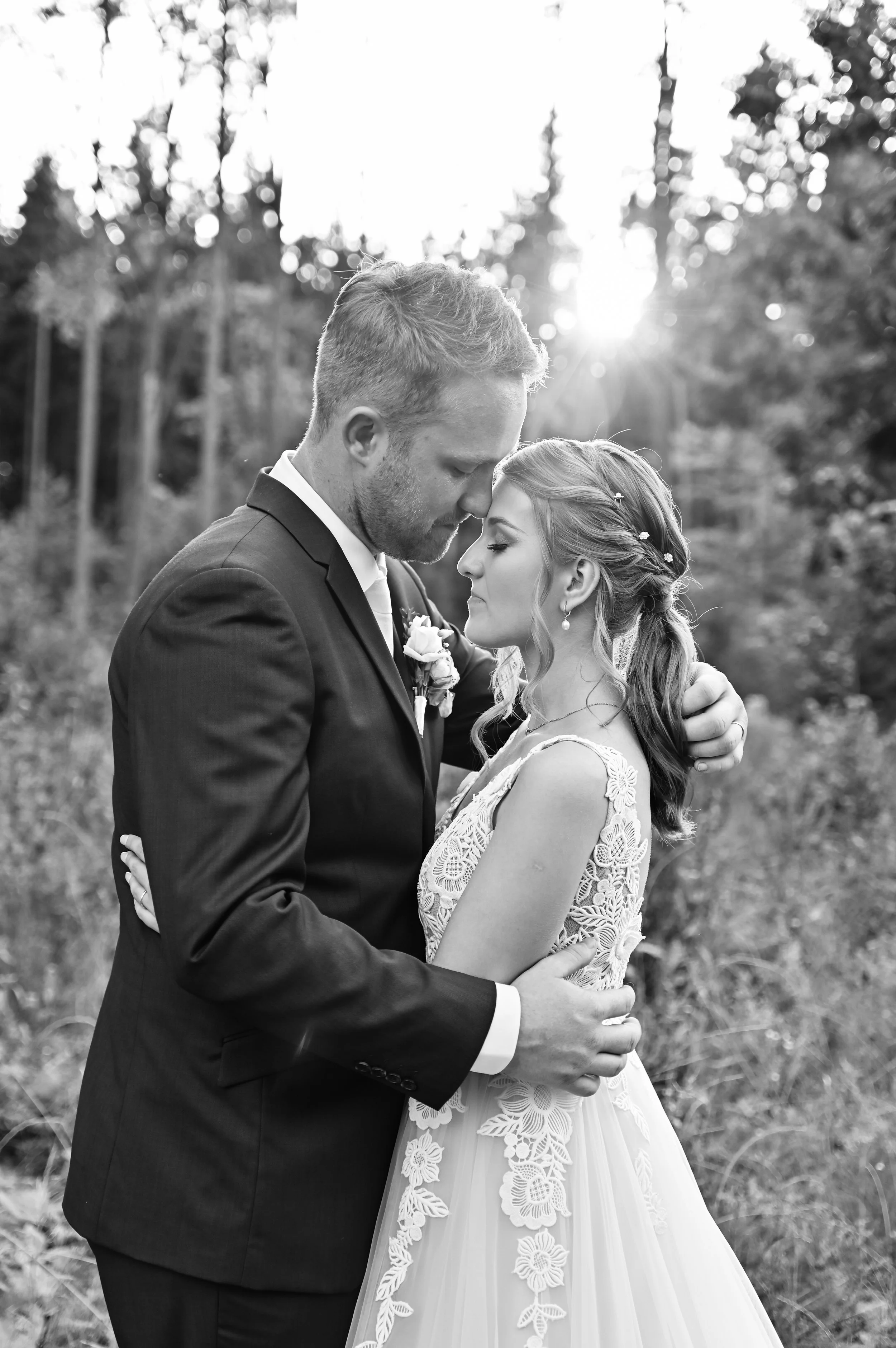 Nevěsta a ženich při svatebním focení Lipovka