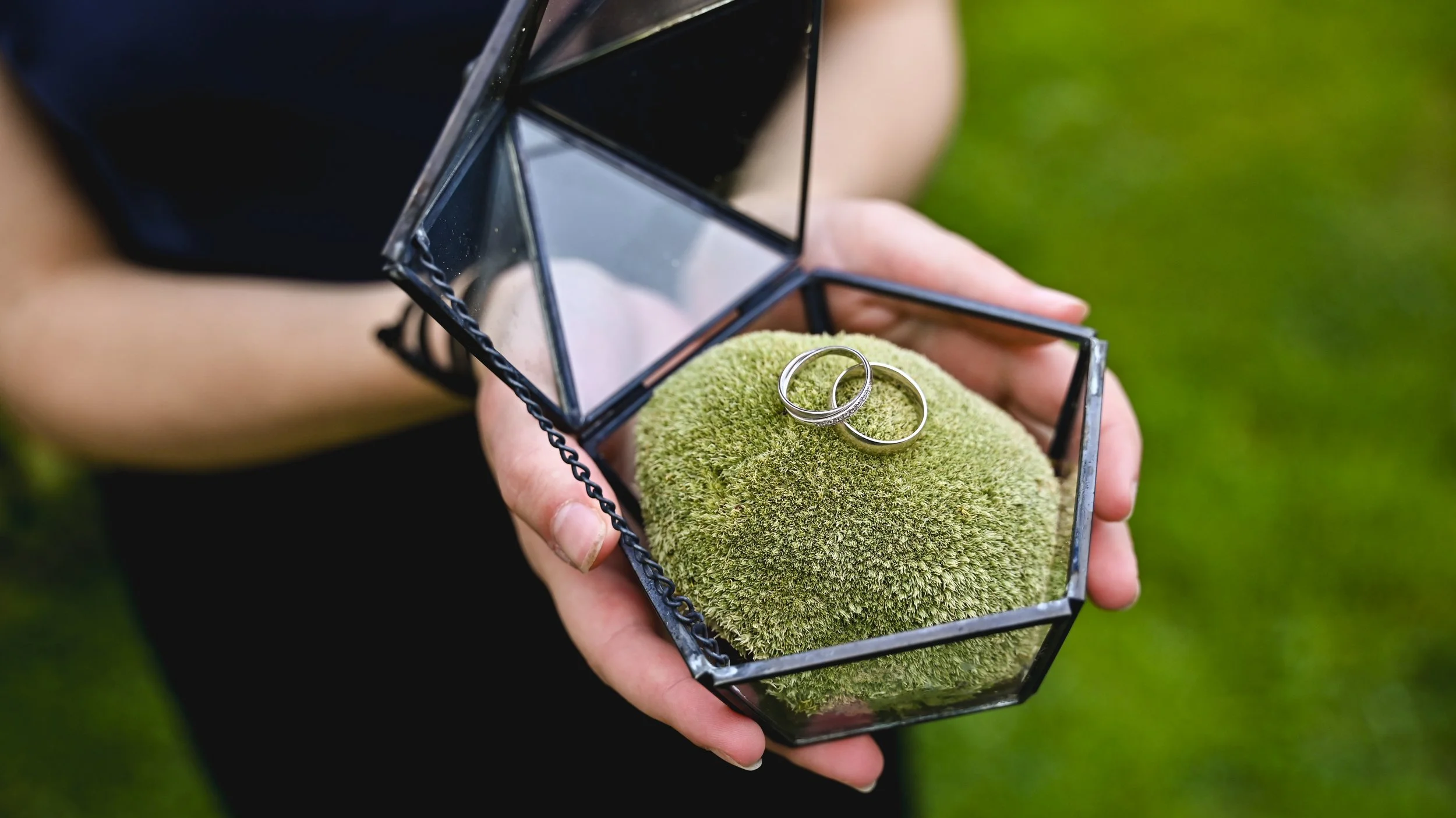 Svatební prstýnky při obřadu v Peckův mlýn