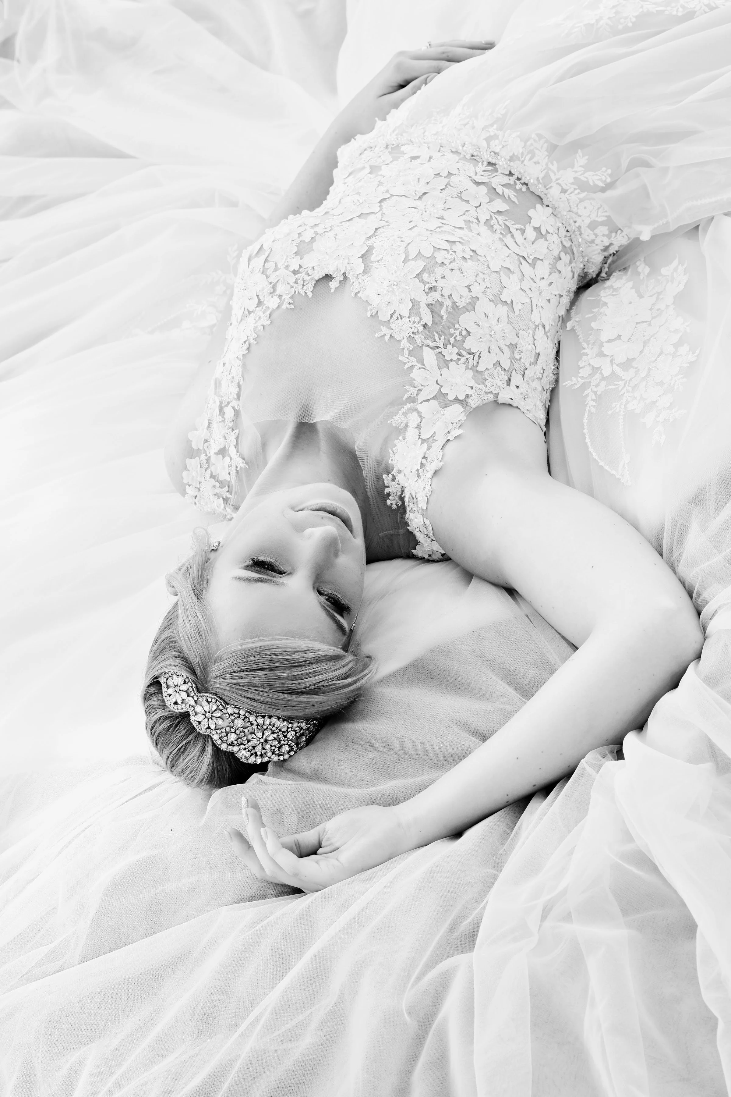 Novomanželé při portrétním svatebním focení na zámku Rochlov