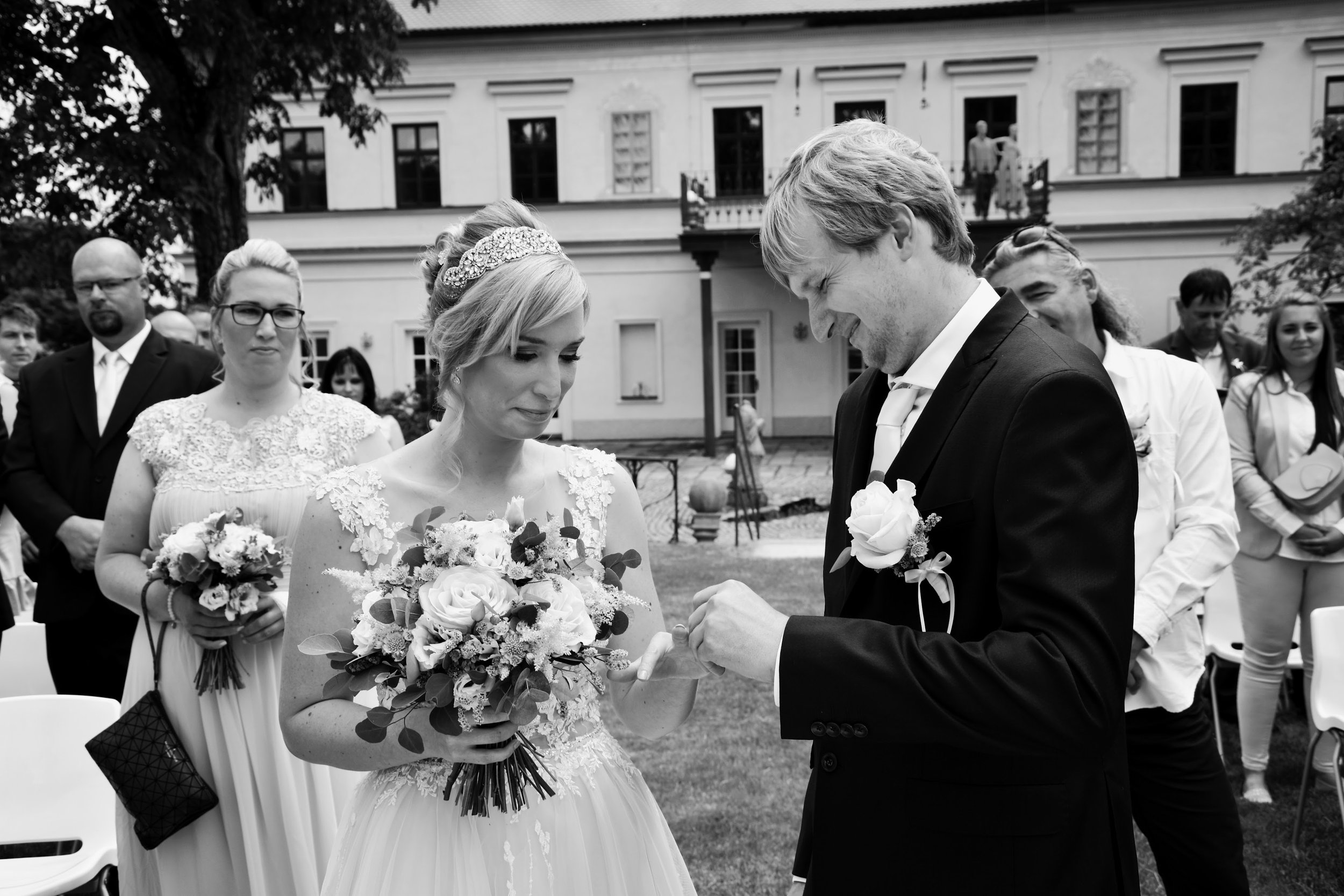 Svatební focení novomanželů na zámku Rochlov – svatební fotografka Věra Lukešová