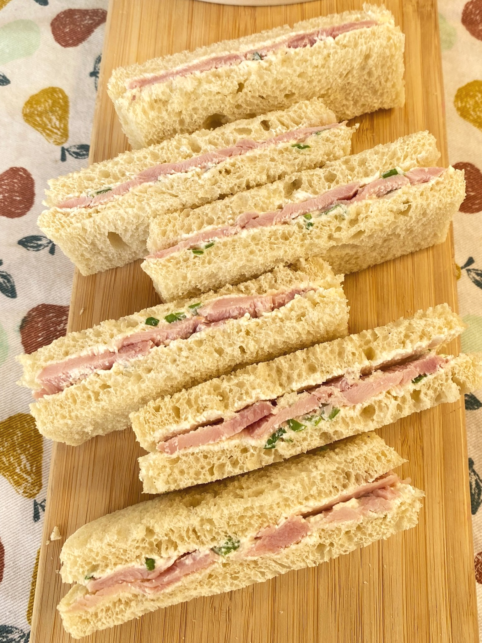 Mini club sandwich fait-maison coupé en parts individuelles pour un buffet
