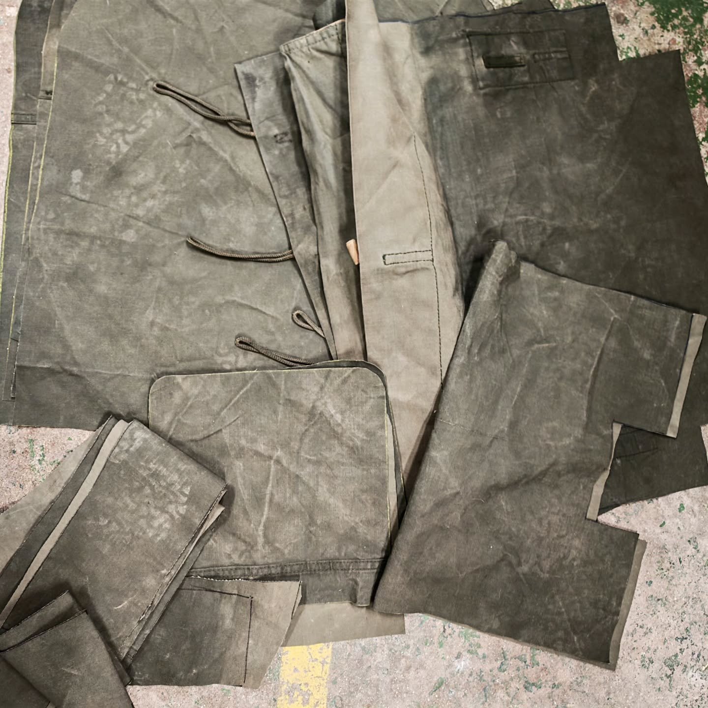 Today I've been cutting bag pieces out of old military tents, in preparation for the Bovey @craftfestival. 

I'll be exhibiting with @flameworks.plymouth , come and find our stall which is outside, hopefully enjoying the sun!! 🙏🏼🌞

I liked finding