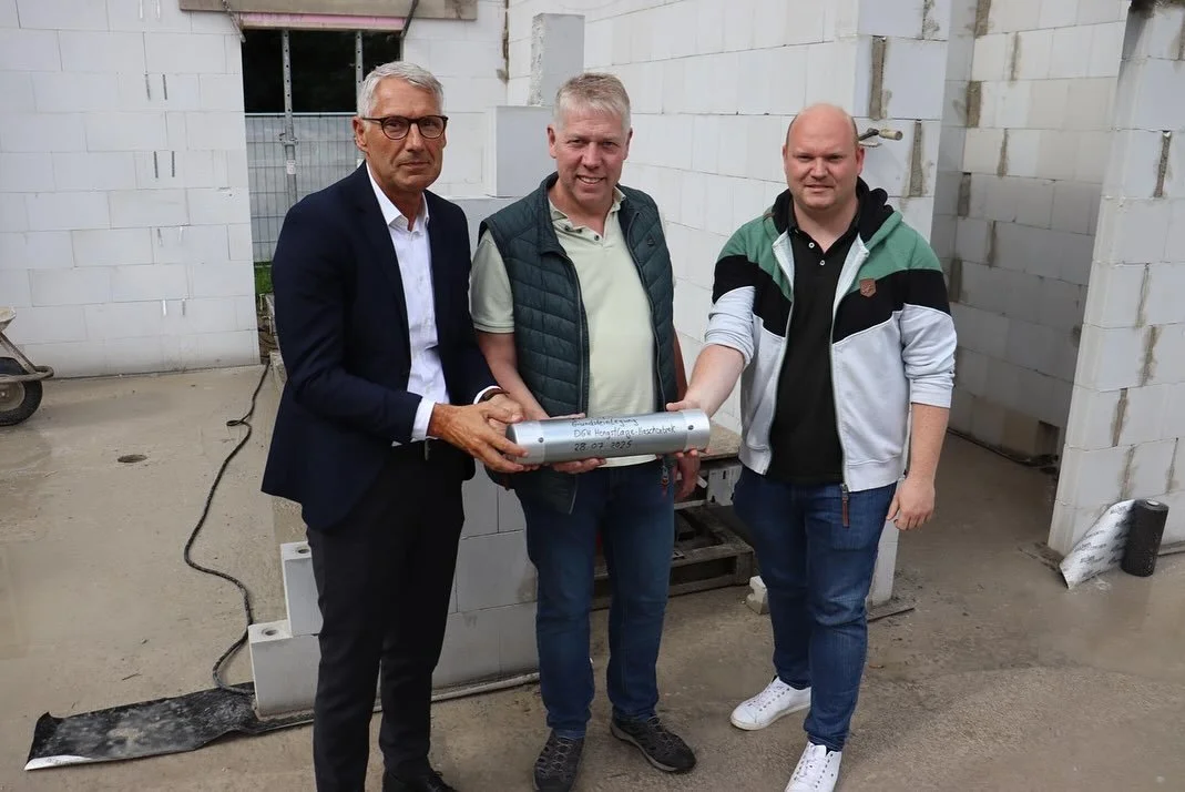 Gestern war die Grundsteinlegung beim neuen DGH Hengstlage - Haschenbrok &bdquo;Heidehuus&ldquo;. Dazu gab es eine Zeitkapsel. Von au&szlig;en stand das Datum und der Ort von der Zeitkapsel. In die Zeitkapsel waren enthalten, eine Liste in der alle B