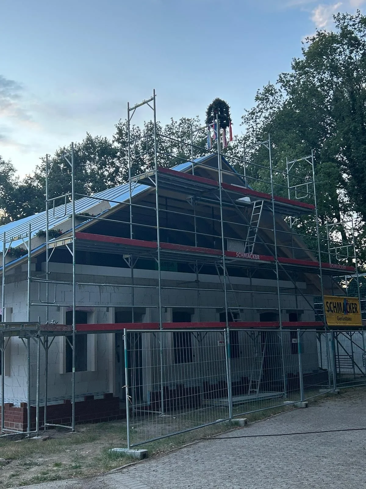 Hier ein kleiner Einblick vom Richtfest des neuen DGH ,,Heidehuus&lsquo;&lsquo;.
Wir bedanken uns an dieser Stelle recht herzlich bei den Firmen und Unterst&uuml;tzern, die den Bau flei&szlig;ig voran bringen, bei den Nachbarn f&uuml;r das binden der
