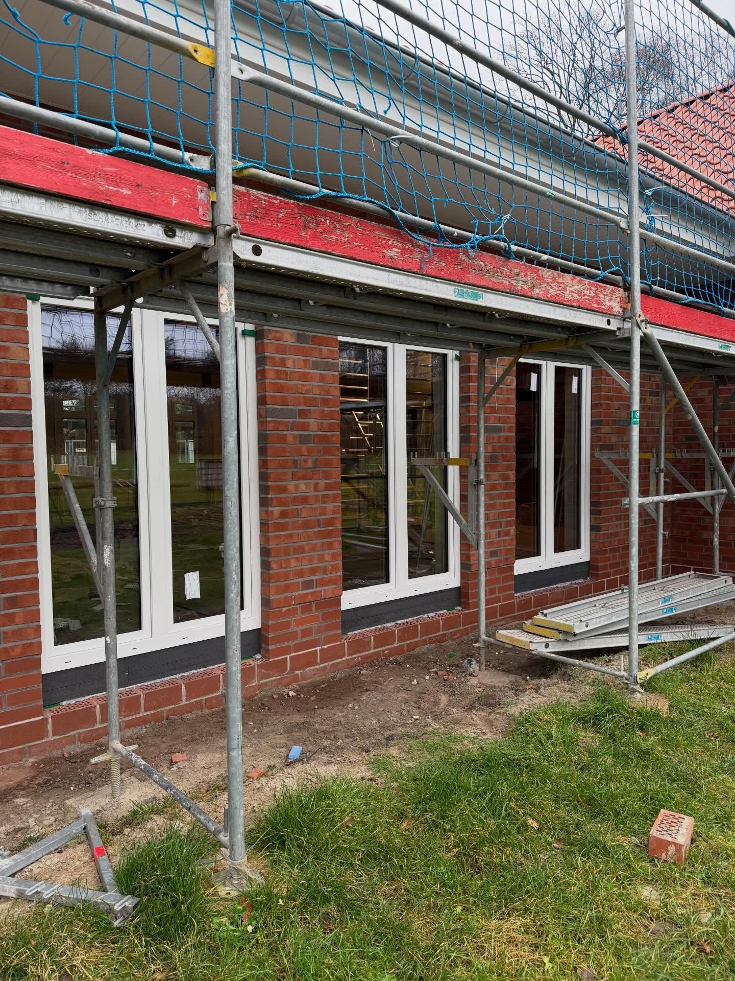 Heute ist ein gro&szlig;er Schritt geschafft 🏡✨
Die ersten Fenster f&uuml;r unser neues DGH Heidehuus werden eingebaut 😍🪟
Es geht voran &ndash; wir freuen uns riesig! 🚀💛