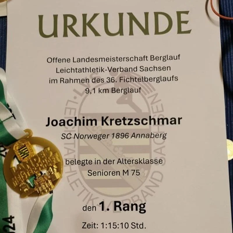 Beim heutigen @fichtelberglauf.neudorf holte unsere Laufrakete 🏃🏻&zwj;♂️🚀 Joachim Kretzschmar den 🏆 in seiner Altersklasse. Wir freuen uns und sind m&auml;chtig stolz auf Dich!

#scn1896 #fichtelberglauf #keinegnadef&uuml;rdiewade