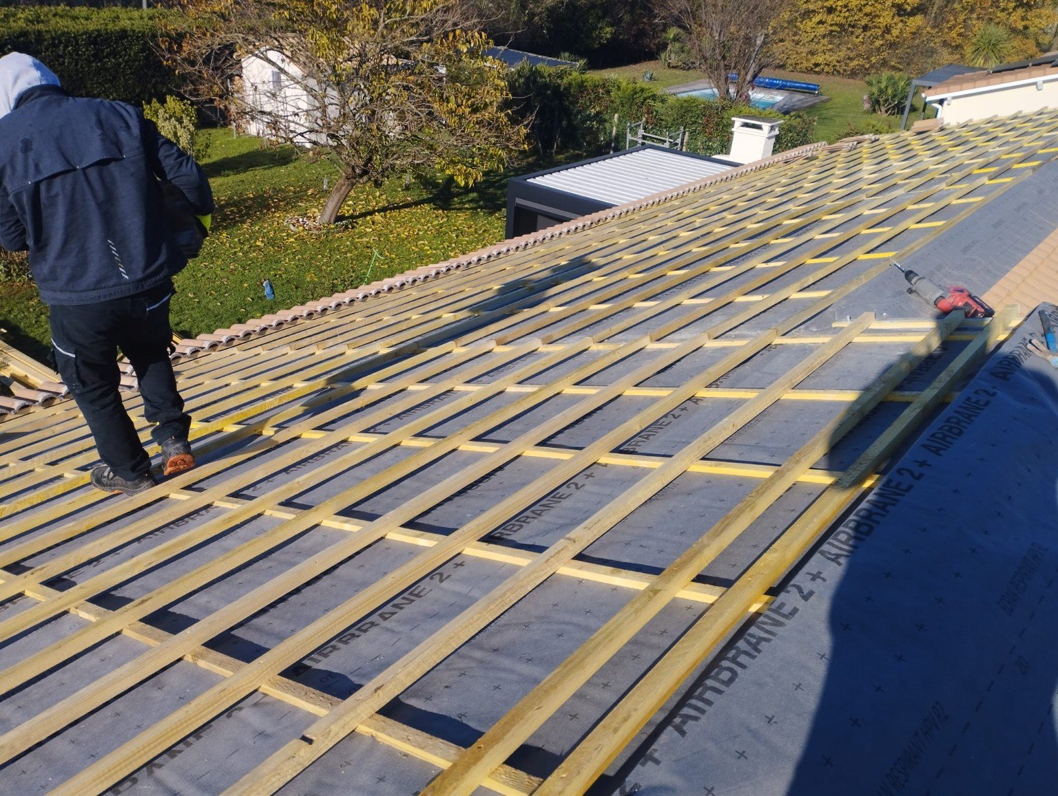 Rénovation d'une toiture avec pose de liteaux et préparation pour les tuiles à Cestas en Gironde