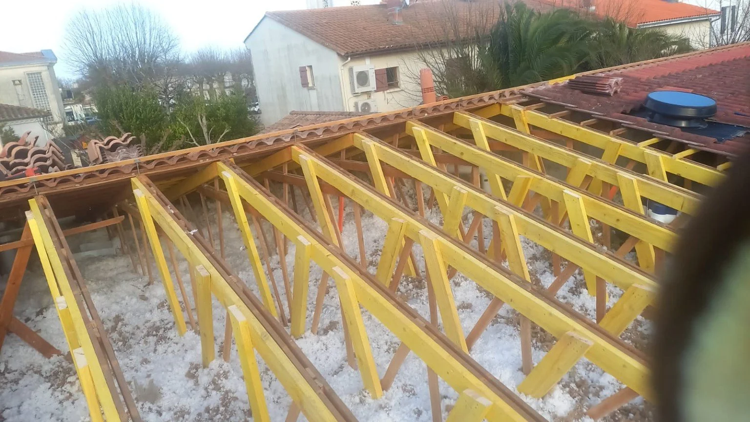 Rénovation d'une charpente et préparation de toiture par un charpentier à Cestas en Gironde