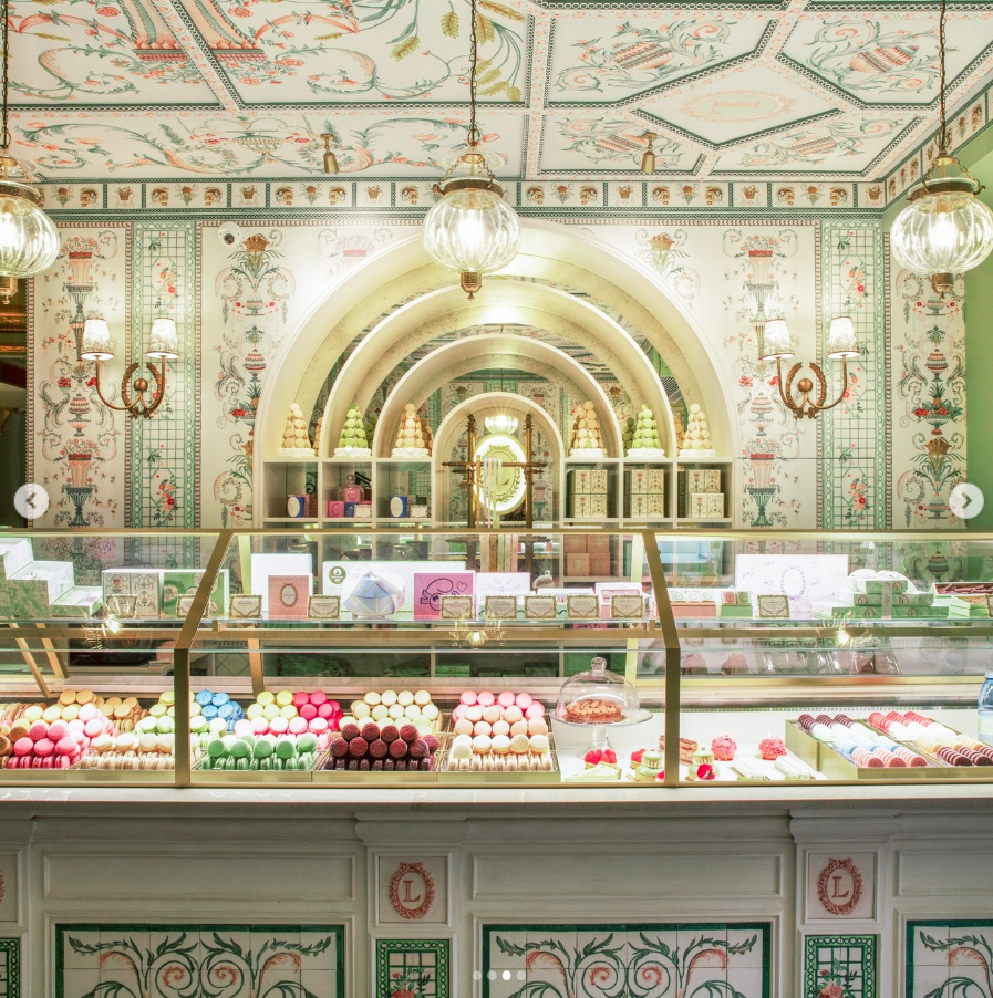 Comptoir de LaDurée Rue Royale : maison de pâtisserie élégante avec des macarons colorés et des décorations intérieures ornées dans un style parisien élégant et distingué.