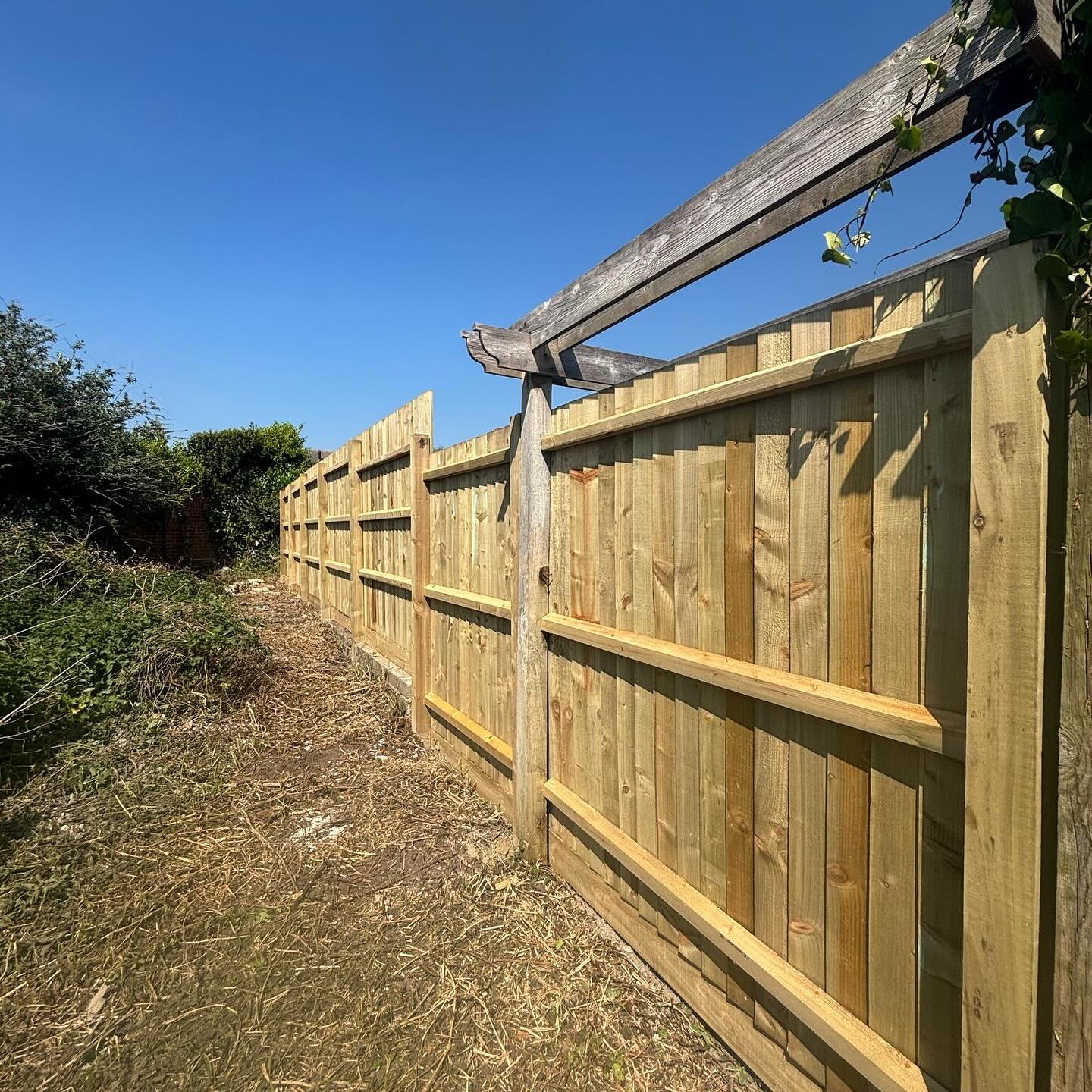 🪚 Feather edge fencing install.
Replacing the old rotten with a new 6ft height finish.
All landscaping / carpentry enquiries contact on 07526994459 for a FREE quote.