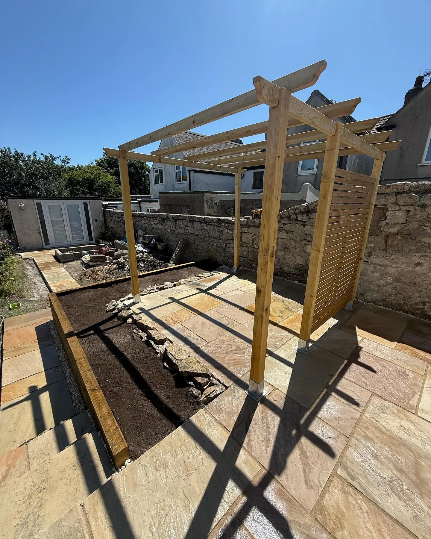 £6,500 Garden Transformation 😳🔥
With over 75m2 of mint fossil sandstone laid throughout what a look it’s given! Top level finished with an enclosed pergola surrounded by a decorative feature wall and raised sleeper bed ready to bright