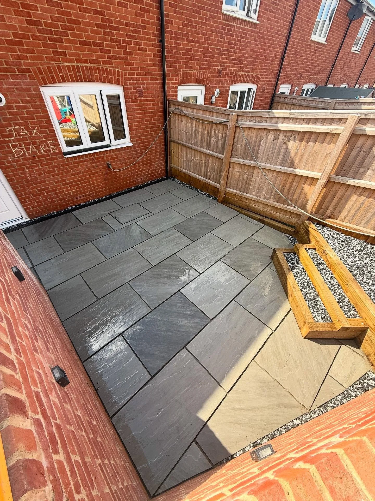 ☀️ After a great week away we’re now back with many exciting projects upcoming!
Revisiting our latest new build transformation with Kandla Grey sandstone and Black Ice decorative stone it’s created a great 2 tier space.
All landscaping