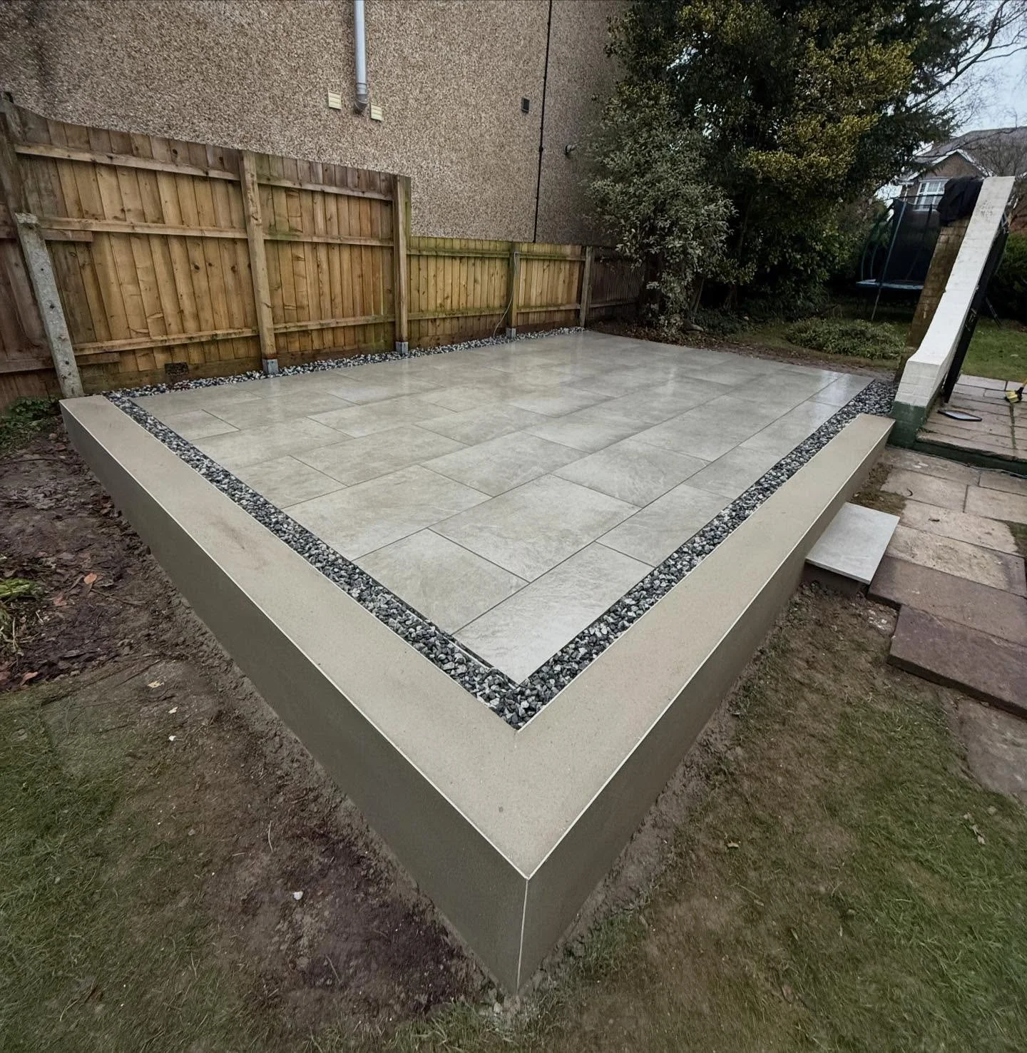 🔥 Our favourite yet! The Chadwell Project.

A luxury modern porcelain patio surrounded with black ice decorative stones withheld by a Rendered feature wall. 

All enquires please contact/
📞 07526994459
📧 brownshomeandgarden@mail.com