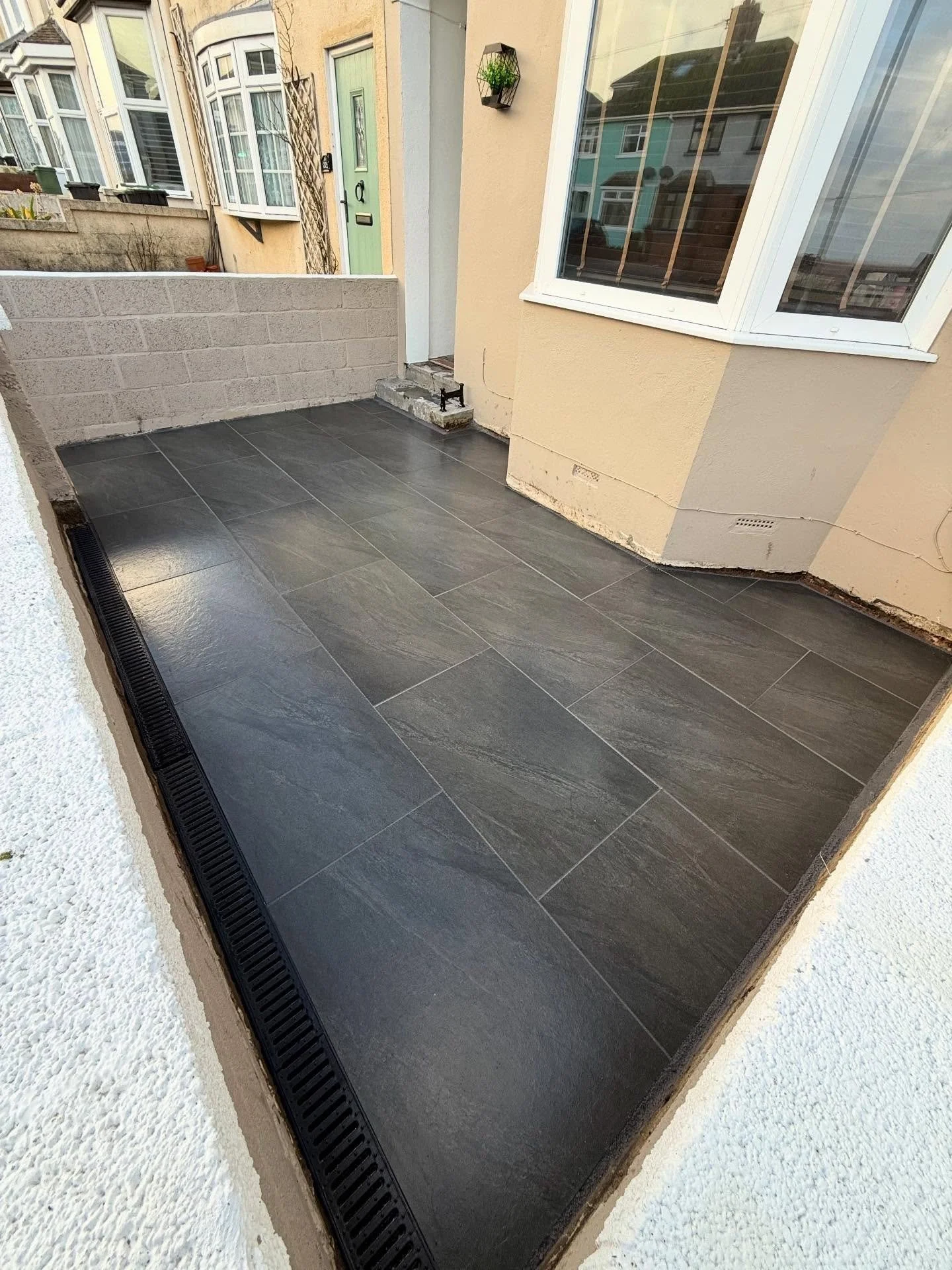 Anthracite Porcelain Paving 😍 

A first time using these and they didn&rsquo;t disappoint! Transorming into a luxury modern front garden. 

#landscape #garden #homedecor #gardentips #housegoals #gardentips #patio #porcelain #fyp #property #work #gar