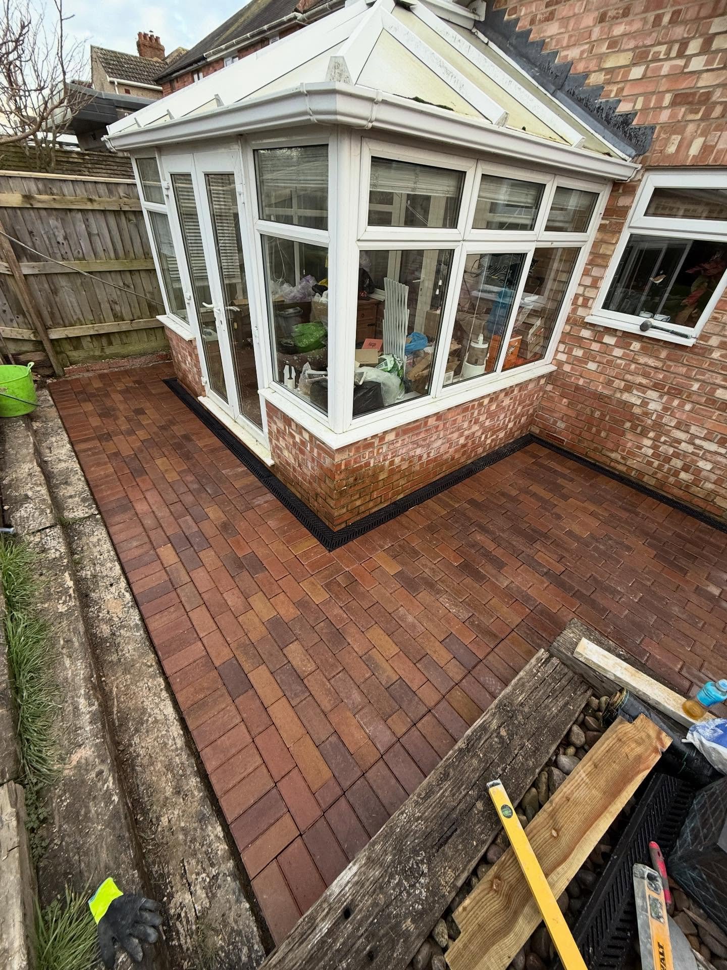 Bracken Block Paved Garden 🧱🔥

A simple but effective 2 day turn around on this garden creating a safe, spacious area for our client to enjoy. 

#patio #driveway #blockpaving #garden #renovation #build #homedecor #gardeninglife #transformation #gar
