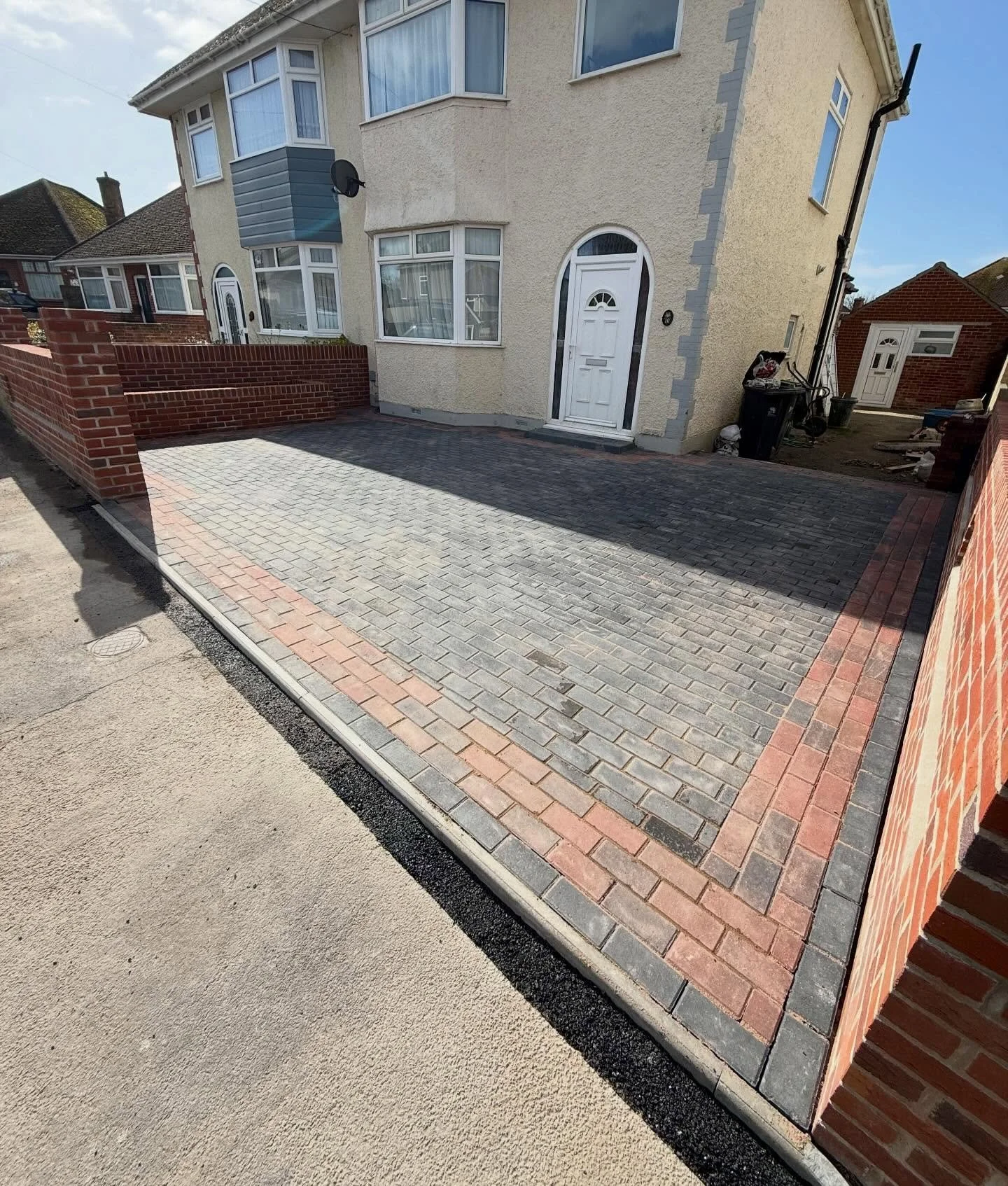 Another one for the Portfolio 🧱 

Charcoal infill surrounded by Brindle edger blocks giving a great colour blend👌🏼

#driveway #build #home #renovation #frontgarden 

further work showcased online/ www.brownshomeandgarden.co.uk