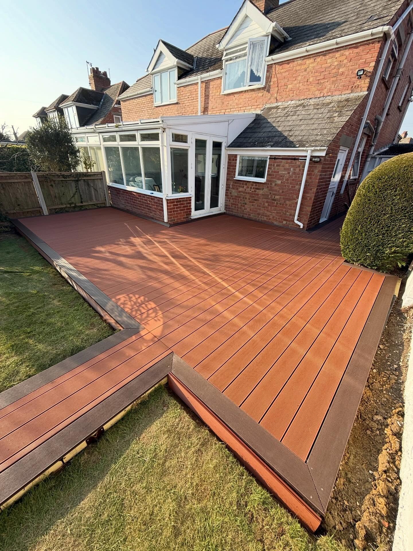 Composite Decking 🪚

Another overwhelmed client with a New composite deck installed creating a great outdoor space.

Redwood infill surrounded by mocha brown edgings a great colour contrast 👌🏼

#decking #timberbuild #compositedecking #gardengoals 