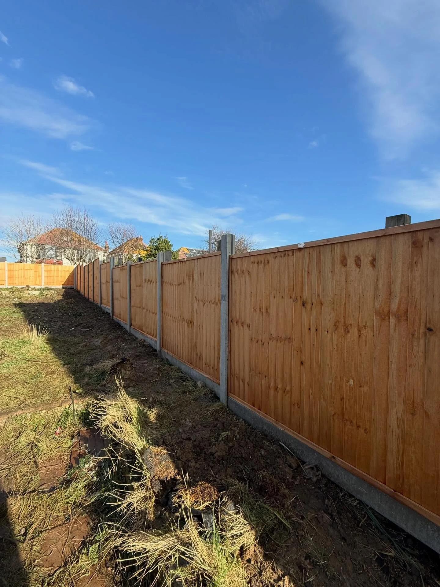 60 metres of Closeboard panel fencing 🤝

Ensuring the gardens safe for the dogs and closed off we cleared all hedges and trees opening the garden space up.

www.brownshomeandgarden.co.uk

#fencing #garden #makeover #landscaper #work