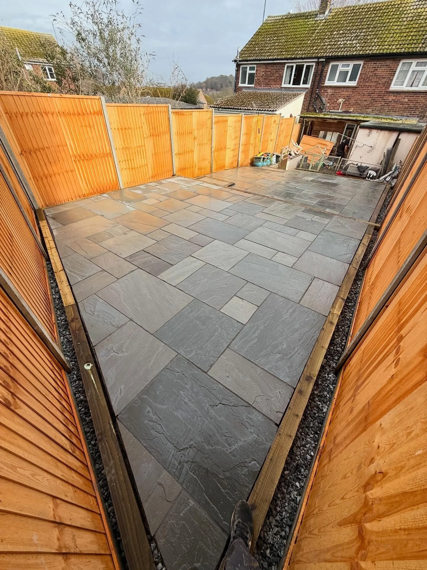 Full Garden Transformation 🔥

A satisfying 7 day turn around on this project in Bridport. Client wanted a maintenance free easy manageable garden. We built..

- 6ft slotted Closeboard fencing 
- 60m2 Pure grey Indian sandstone 
- Treated post edging