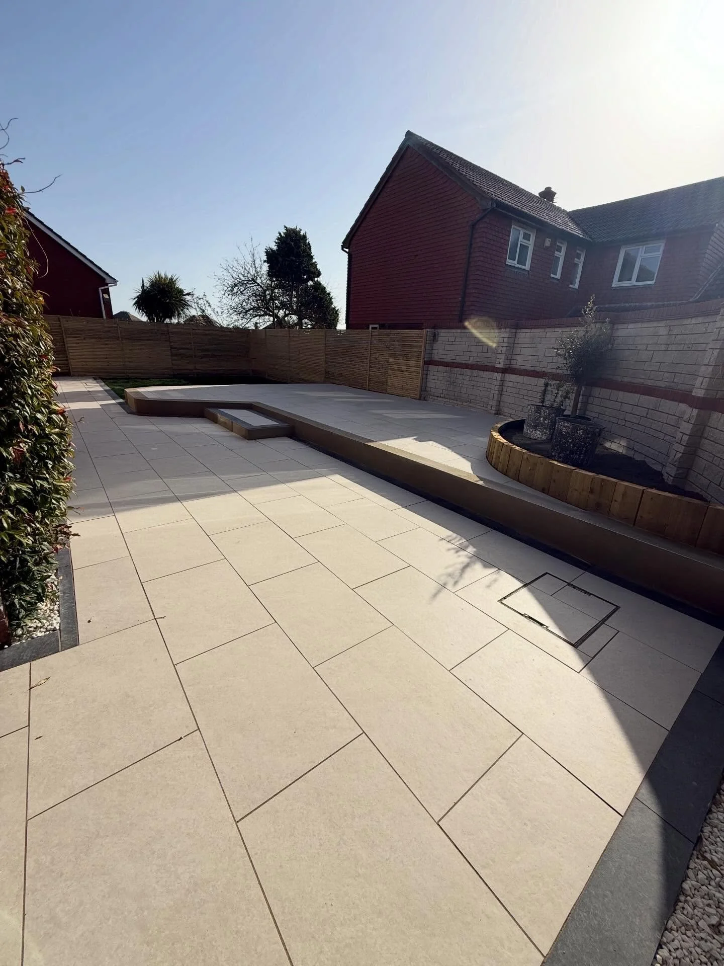 Our Best yet! Full Garden Landscape 🤝

This one has it all. A Luxury outdoor living space ready for summer. Over 50 tonnes went in and out. Details made from finer cuts to decorative feature areas.

Over 150m2 of cava porcelain laid, Venetian fencin