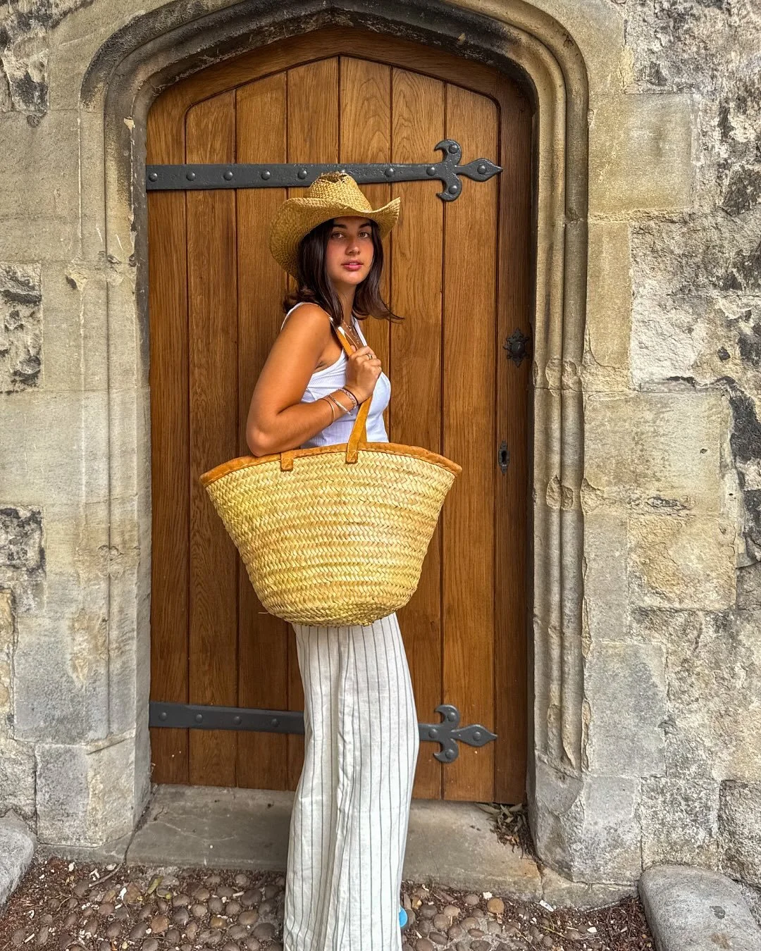 pov: you found your favourite summer trousers 

#linentrousers #sustainableclothing #summertrousers #lowwaist #highwaist