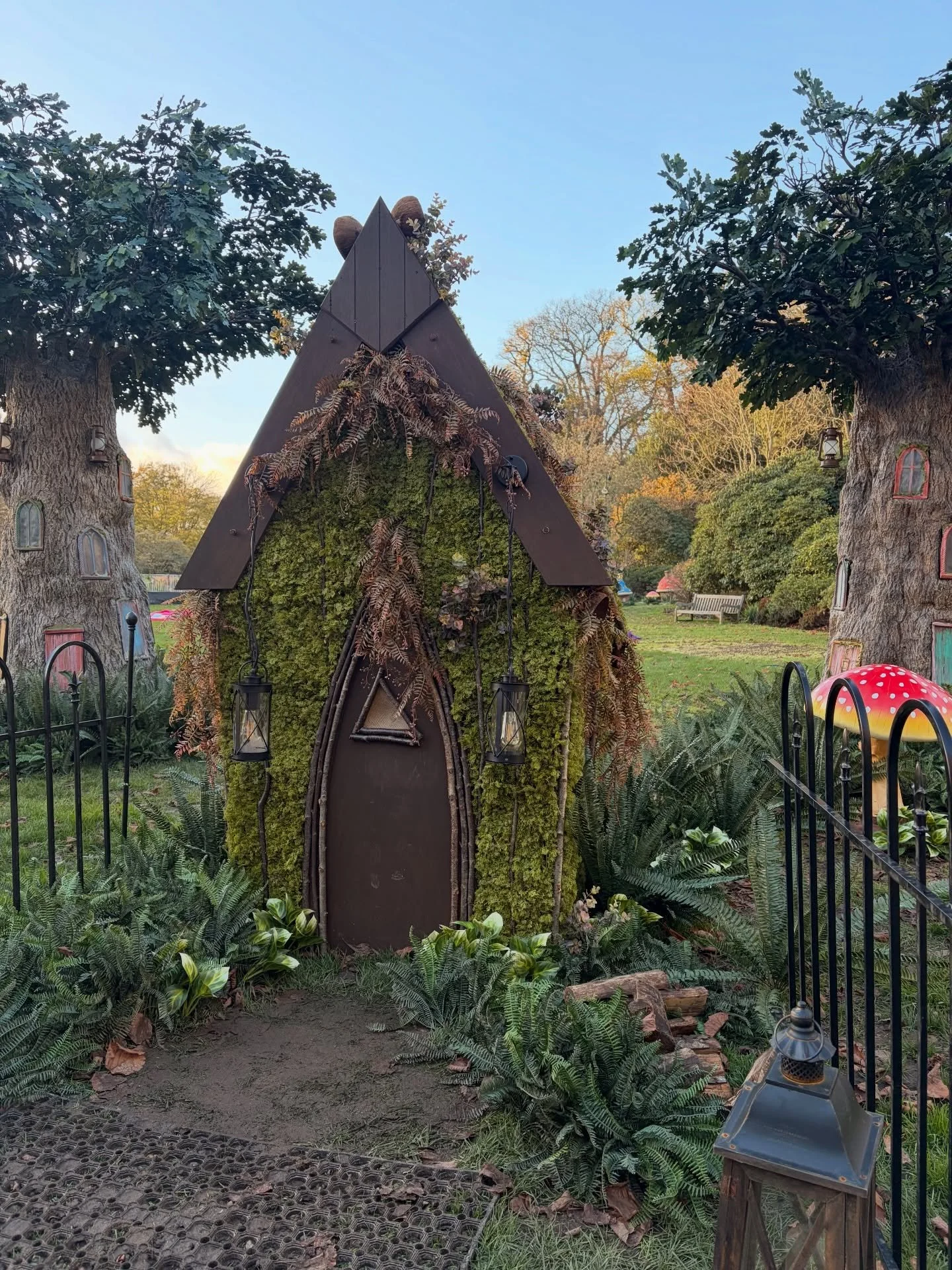 I had a lovely Sunday stroll around Kenwood House with the family yesterday. They have Neverland on right now, and the setup is fantastic. 

On my way round, I couldn't help but wonder what this gem of a home would sell for. Any ideas? 

#kenwoodhous