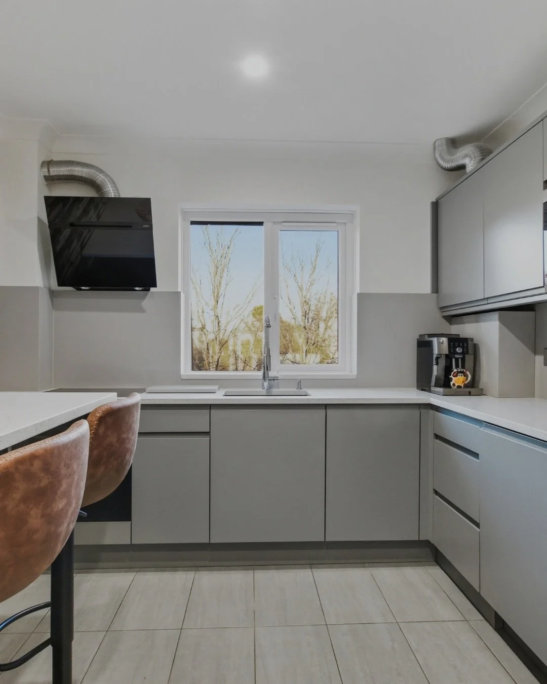 Brand new 😍

This beautifully renovated two-bedroom, two-bathroom, two-floor apartment offers an exceptional opportunity for discerning buyers and commuters. Complete with a share of the freehold, sold chain-free. A rare benefit, the furniture is in