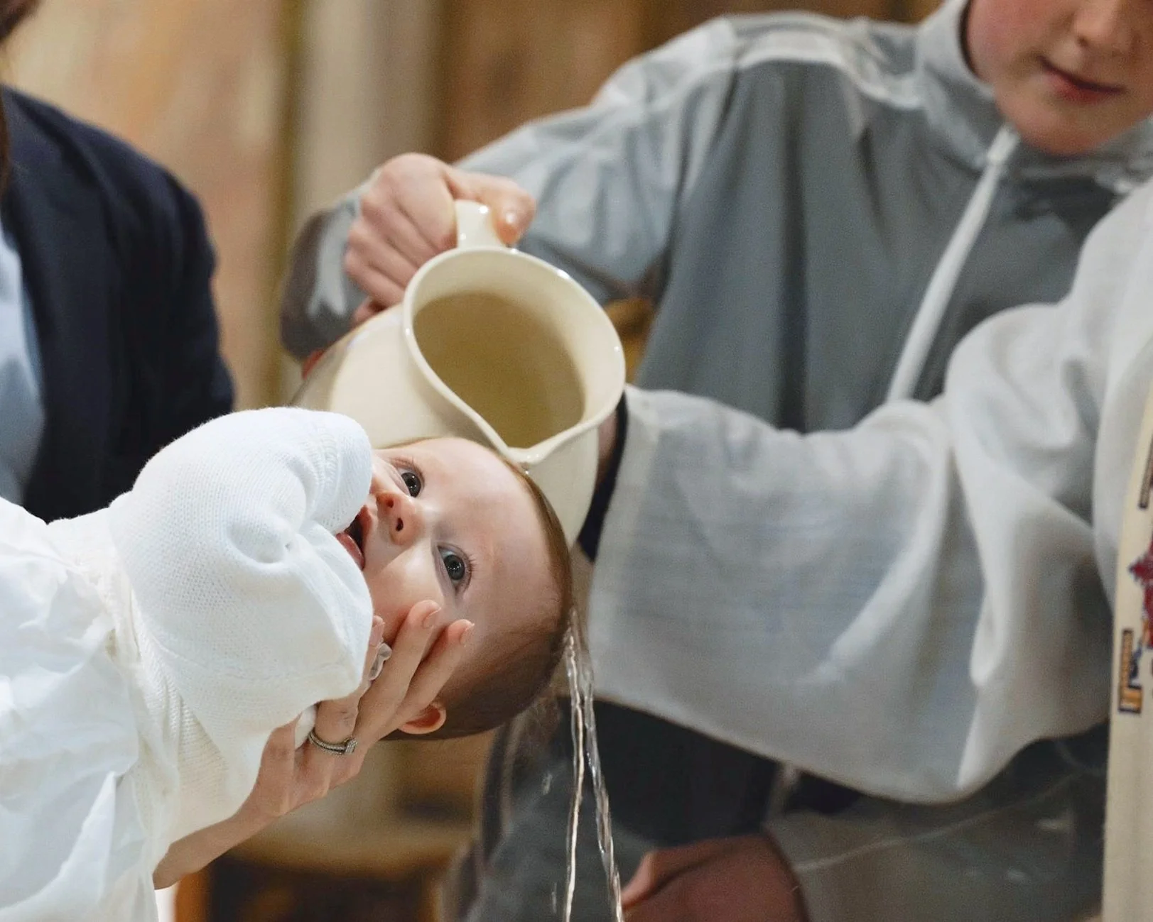 krikštijamas kūdikis – šventės emocijos ir šiluma