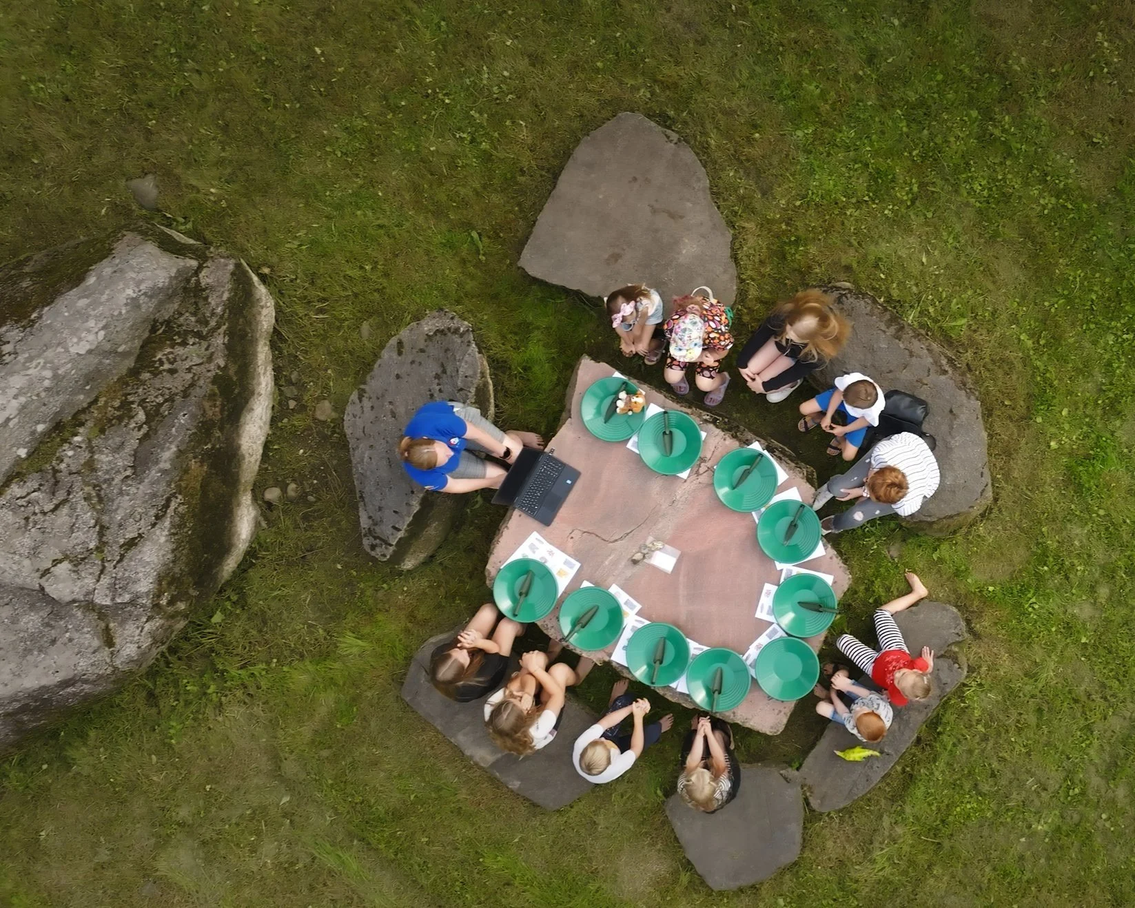 Vaikai dalyvauja edukacijoje „Aukso karštinė“ Akmenų muziejuje – linksmas užsiėmimas gamtoje.